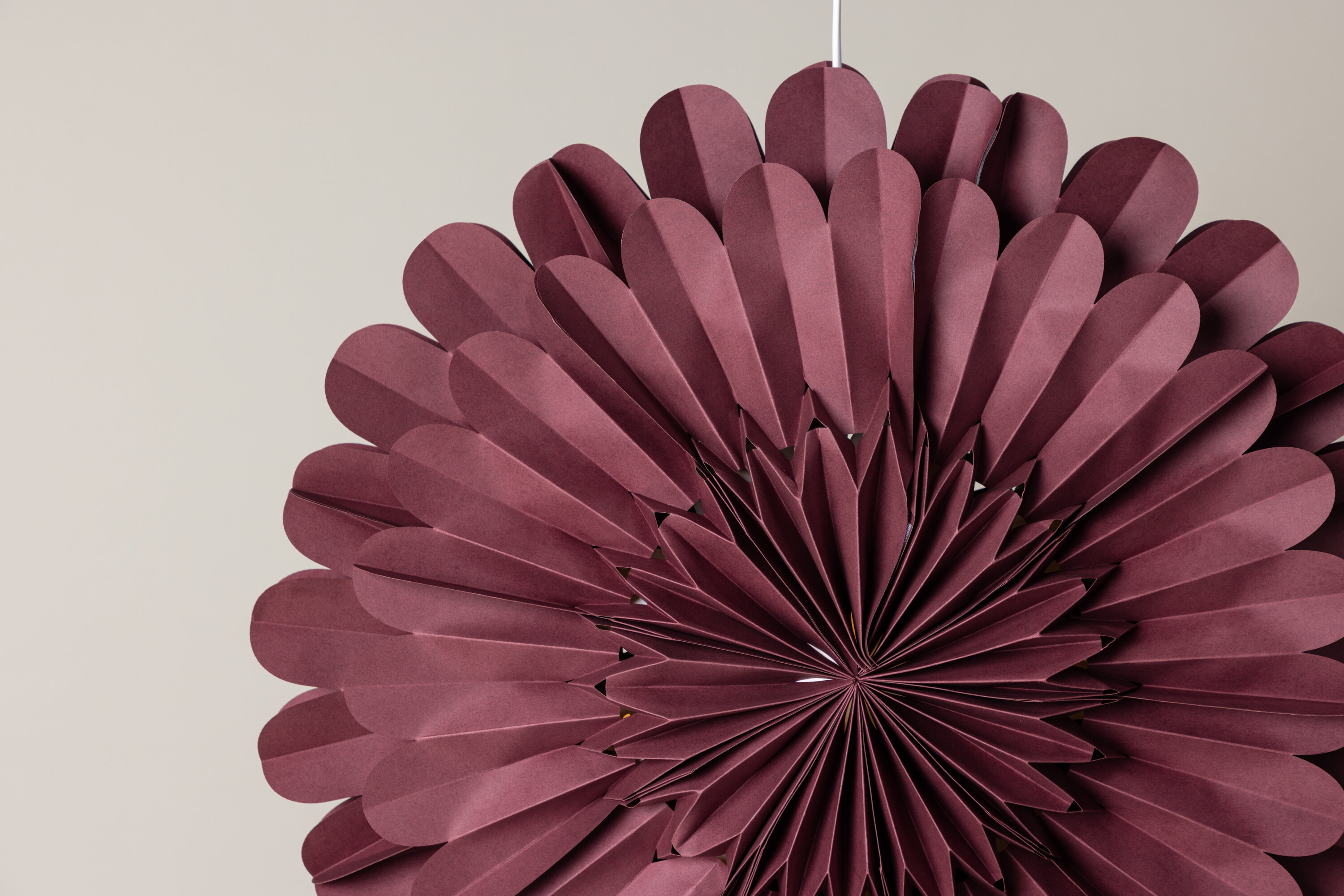 Järvsön éclairage de noël rouge foncé, blanc ⌀60 cm en situation dans une pièce décorée