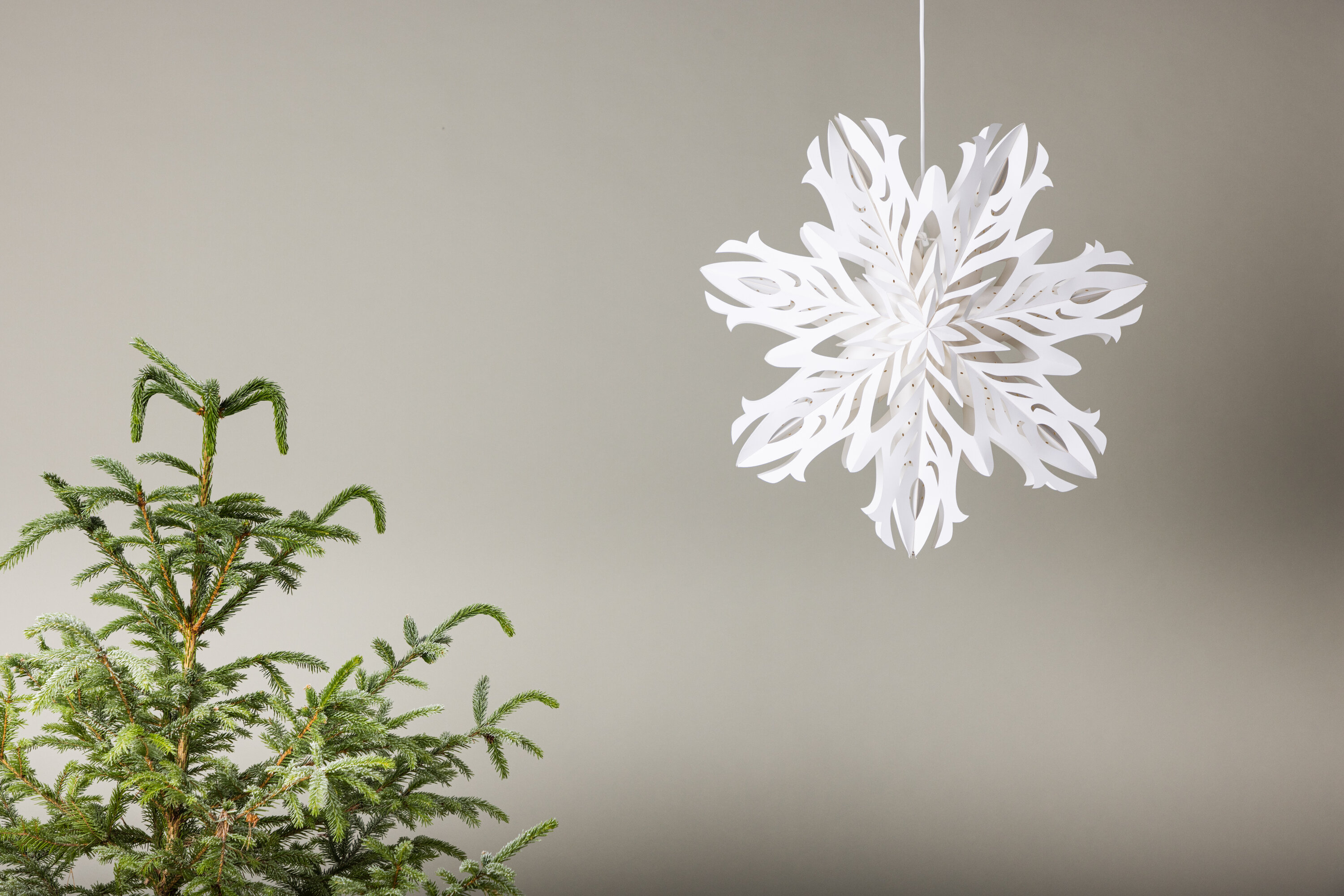 Hundfjället éclairage de noël blanc ⌀60 cm en situation dans une pièce décorée