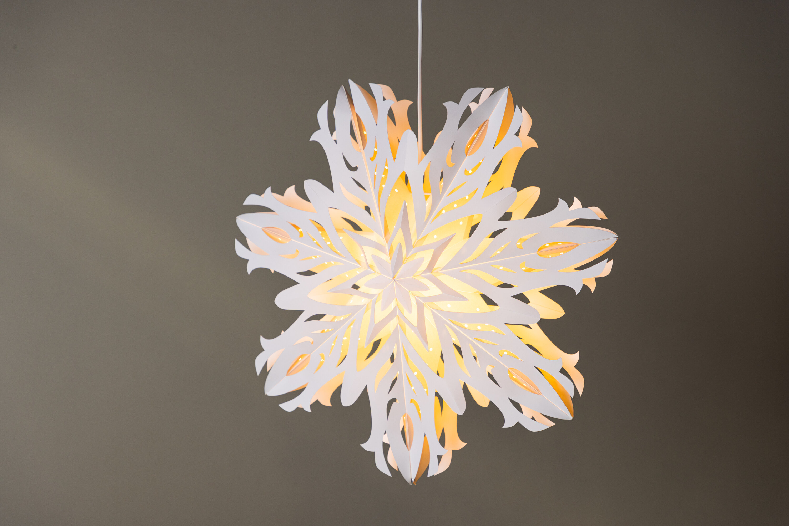 Hundfjället éclairage de noël blanc ⌀60 cm en situation dans une pièce décorée