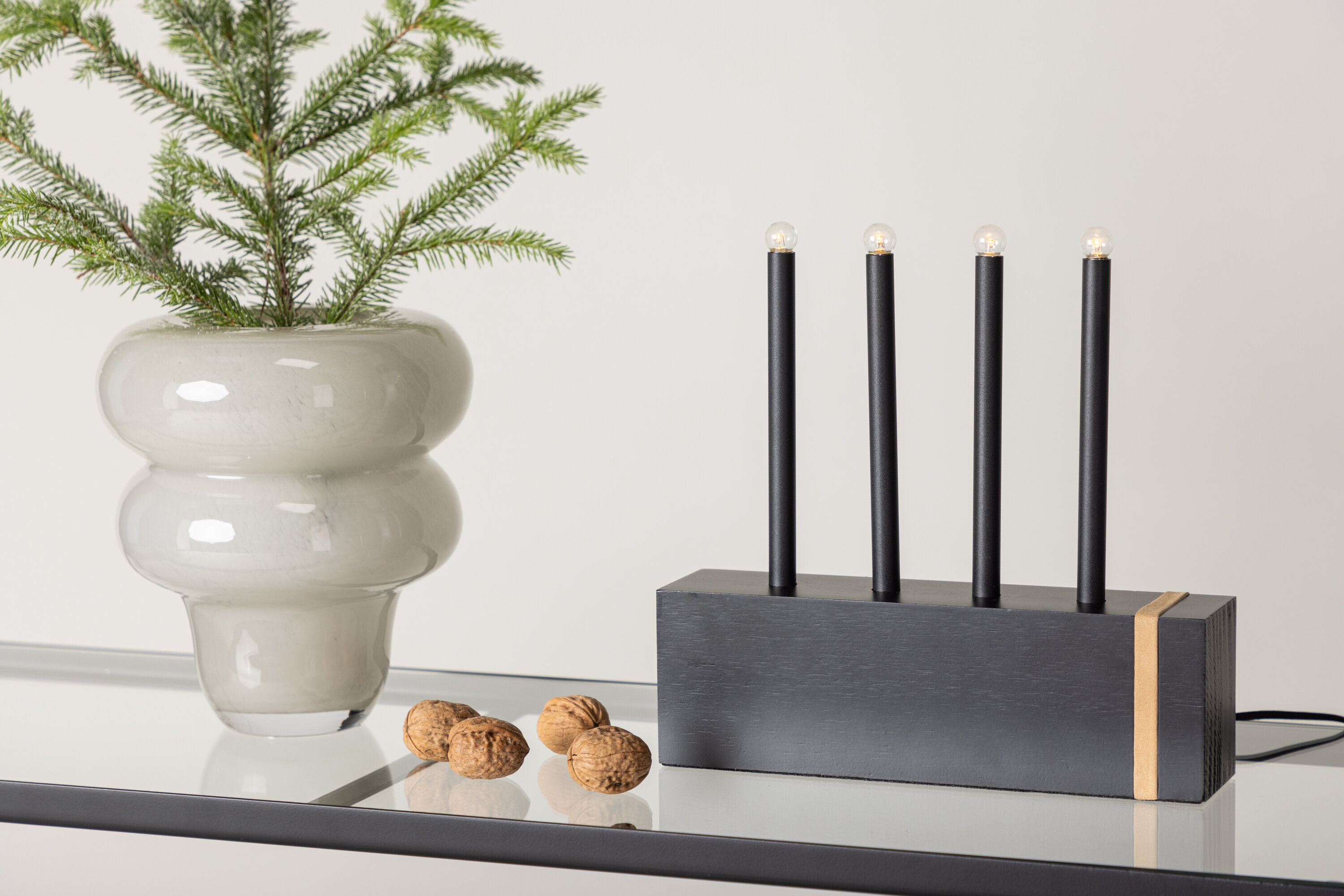 Fjällberget éclairage de noël noir, doré 6 x 25 x 25 cm en situation dans une pièce décorée