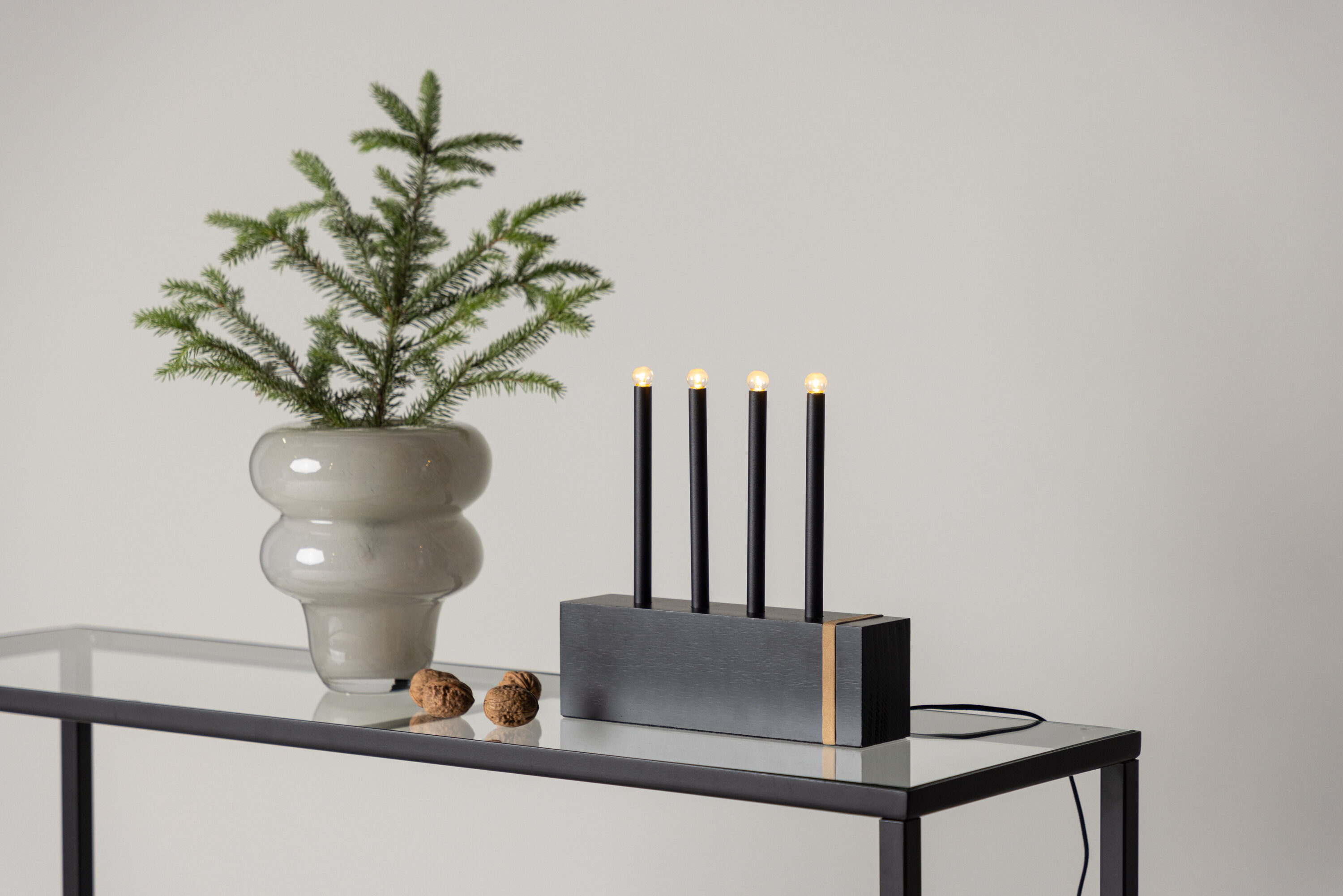 Fjällberget éclairage de noël noir, doré 6 x 25 x 25 cm en situation dans une pièce décorée