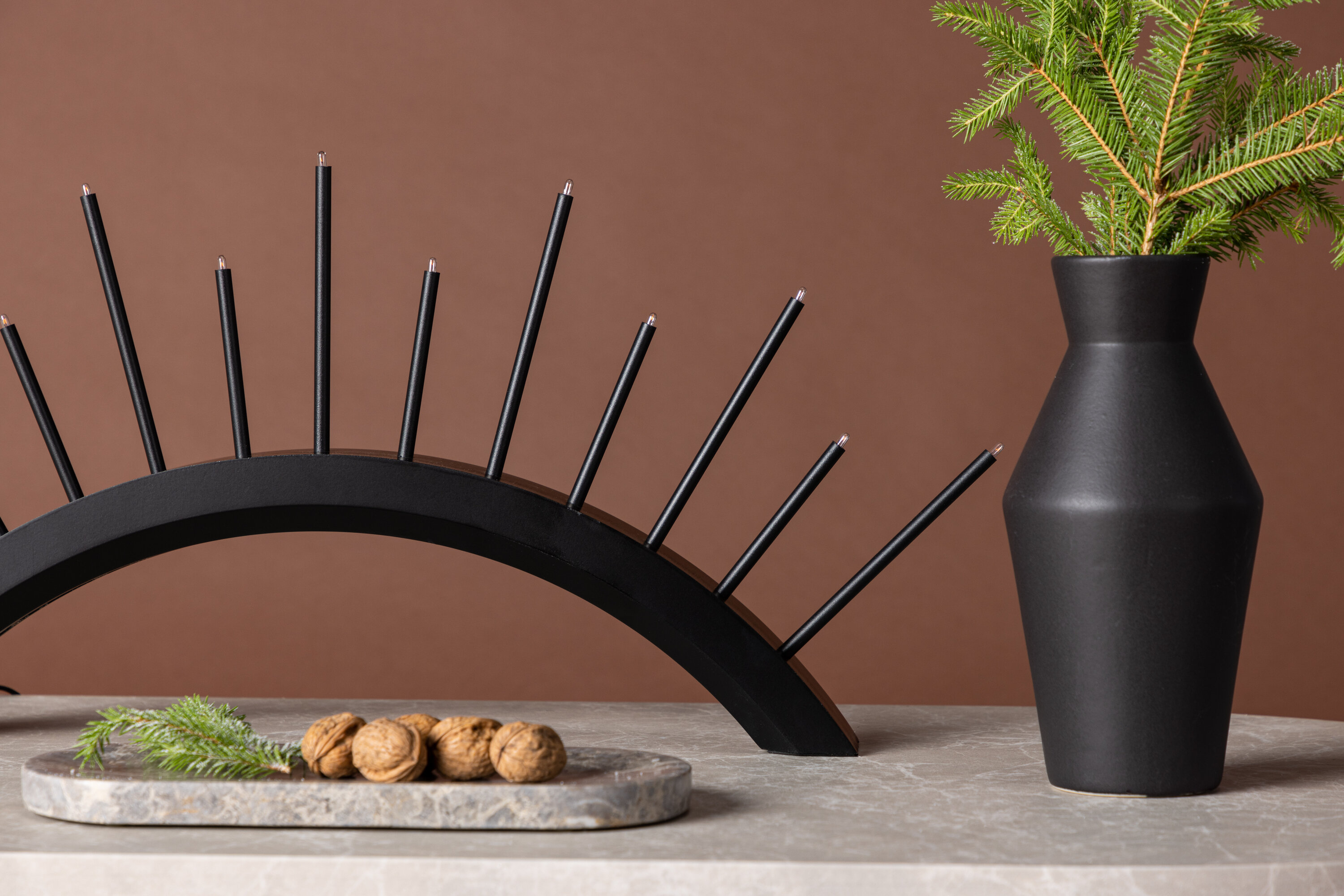 Kettilsås éclairage de noël noir 6 x 30 x 55 cm en situation dans une pièce décorée