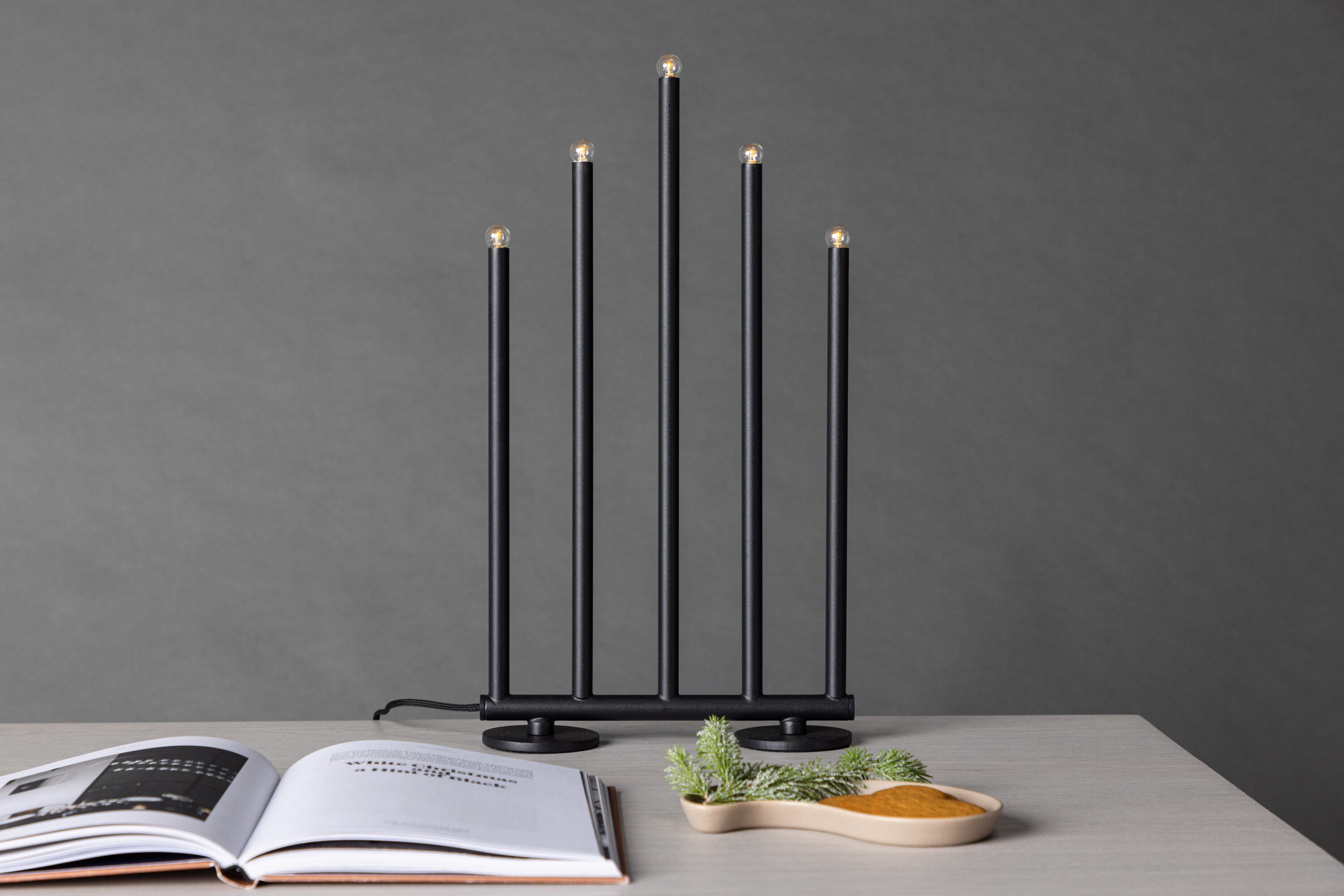 Björnfjället éclairage de noël noir 7 x 40 x 22 cm en situation dans une pièce décorée