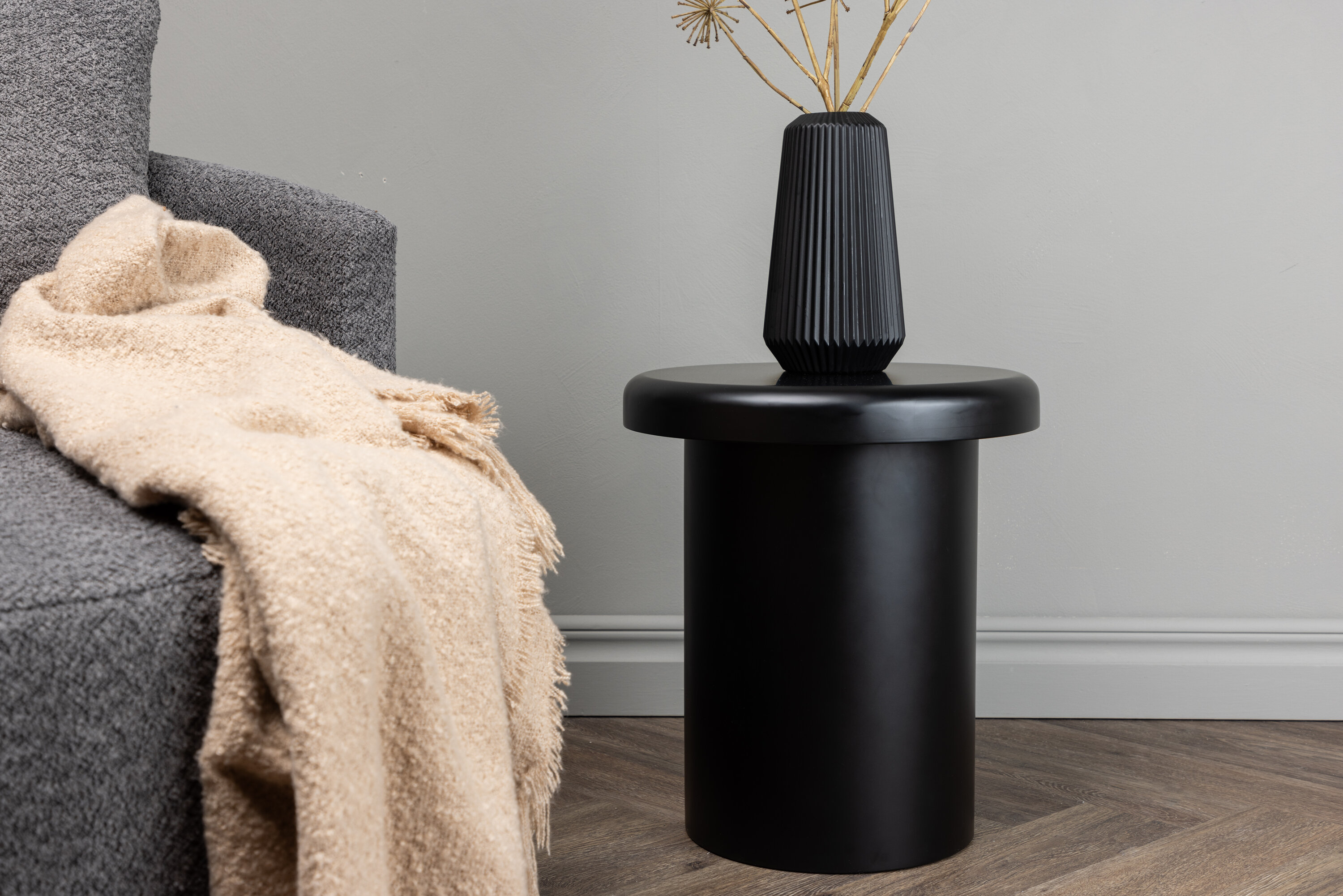 Namsos table d'appoint noir ⌀40 cm en situation dans une pièce décorée
