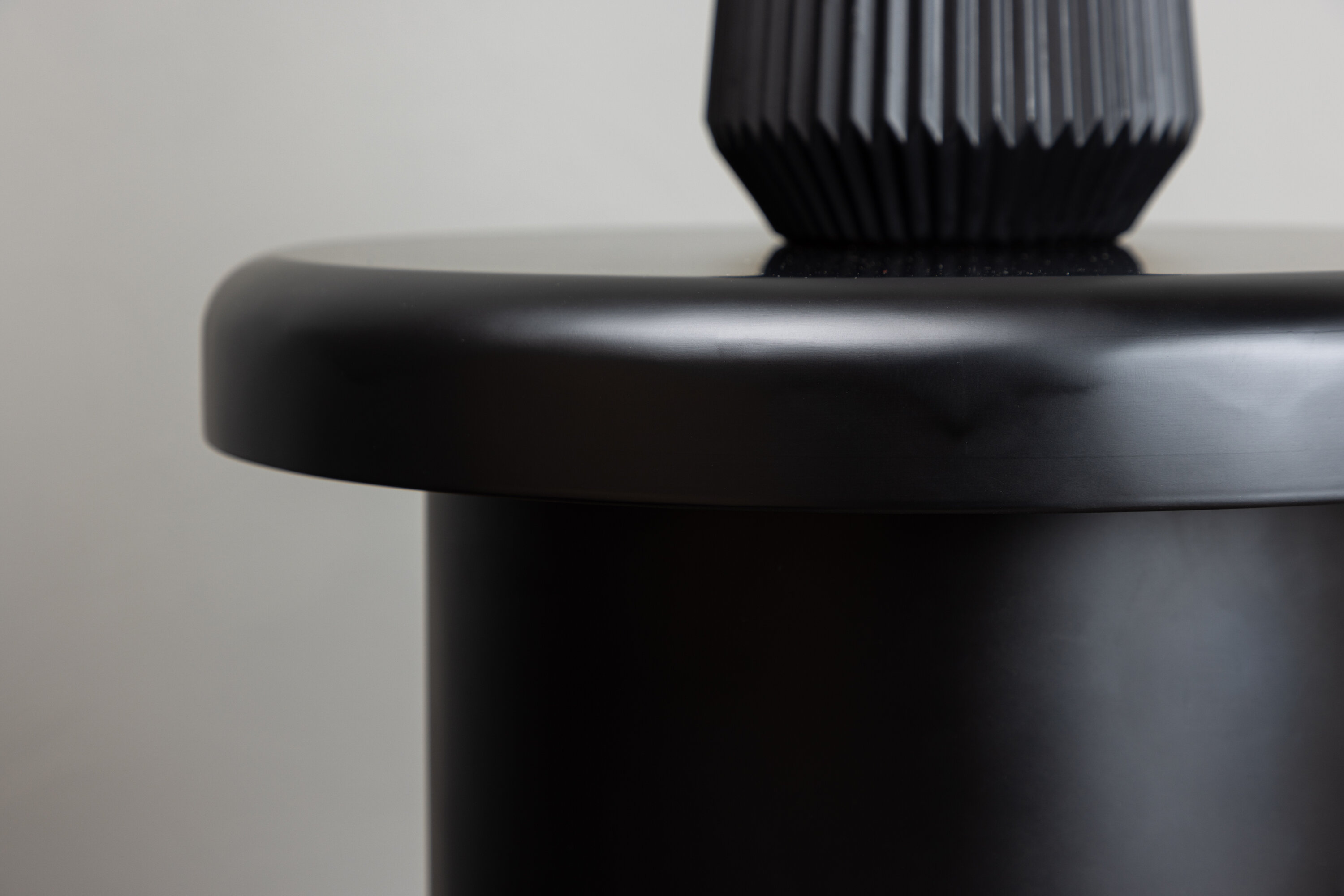 Namsos table d'appoint noir ⌀40 cm en situation dans une pièce décorée