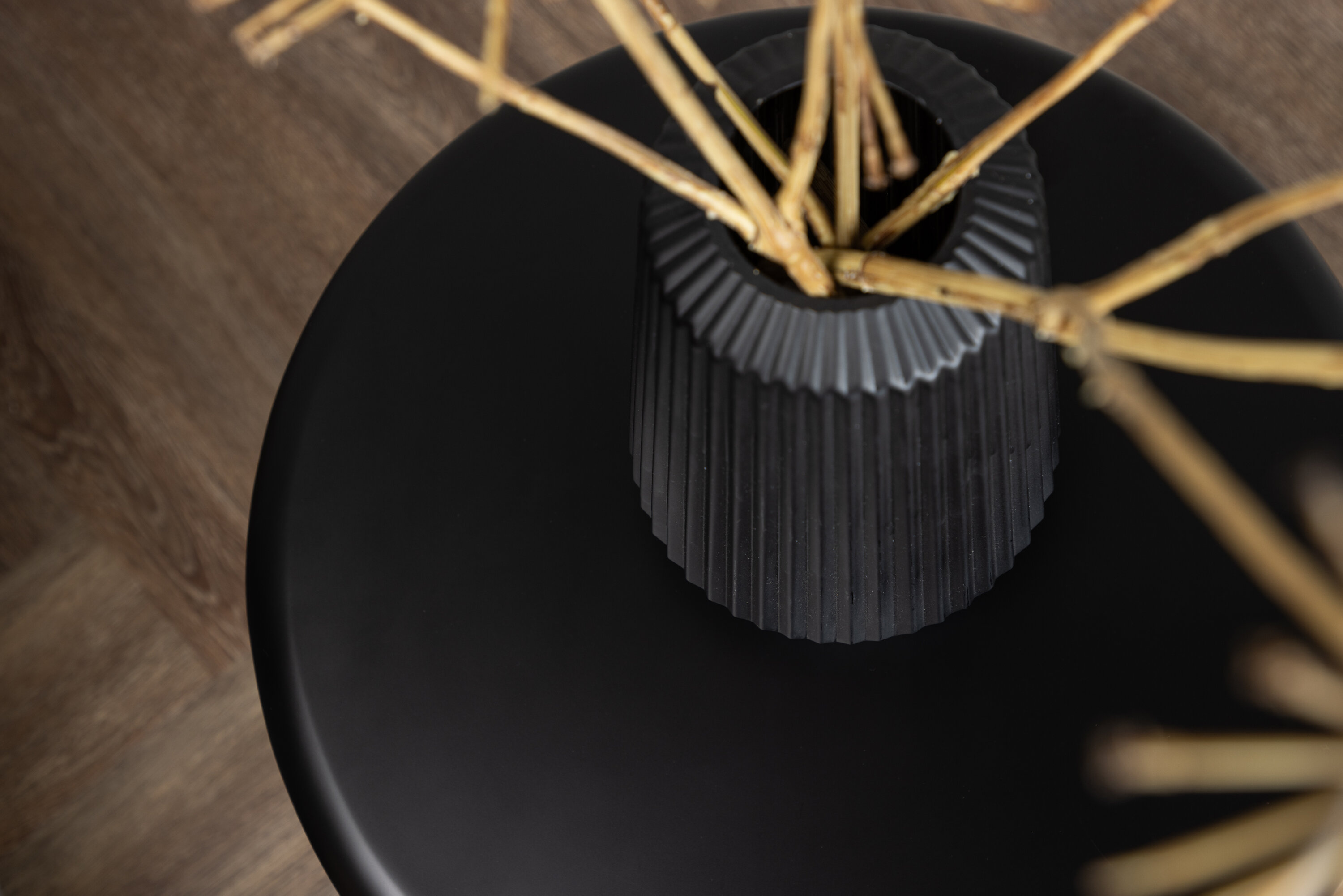 Namsos table d'appoint noir ⌀40 cm en situation dans une pièce décorée