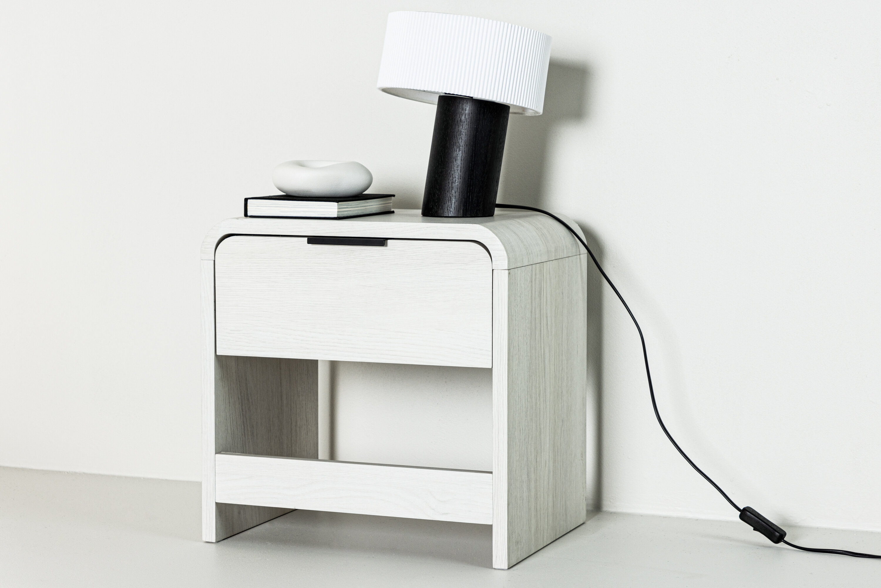 Lyngdal table d'appoint blanchi 40 x 30 cm en situation dans une pièce décorée