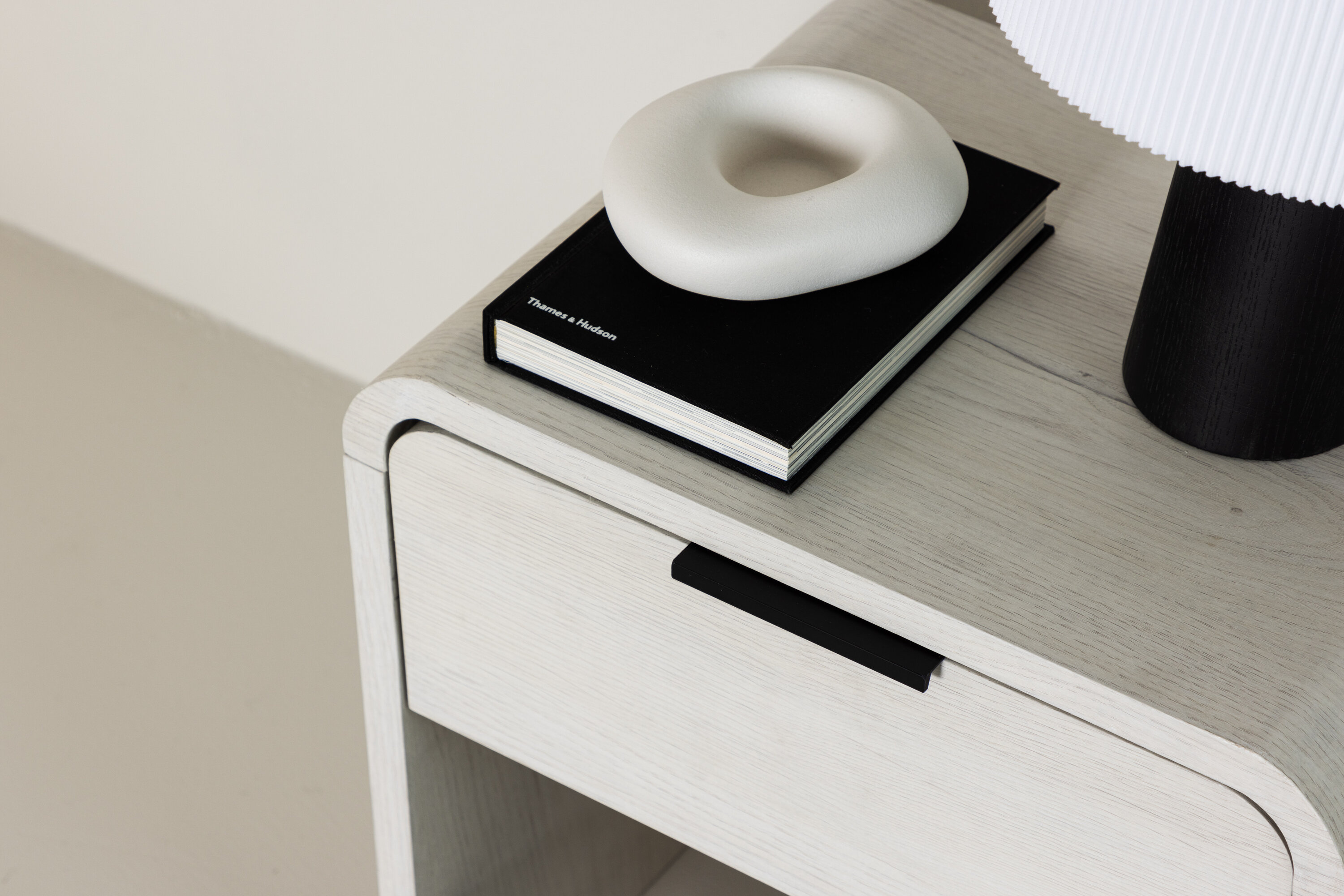 Lyngdal table d'appoint blanchi 40 x 30 cm en situation dans une pièce décorée