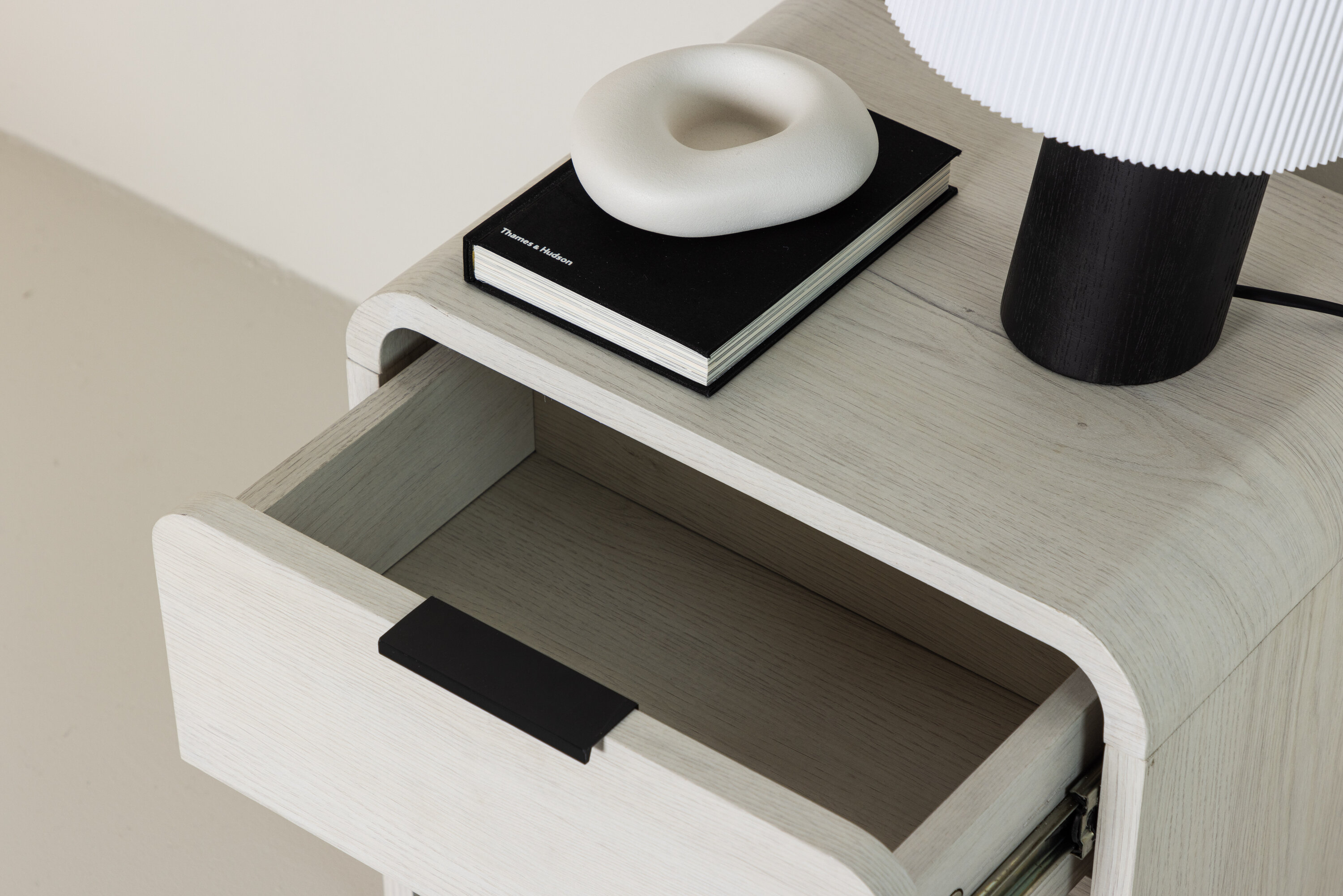 Lyngdal table d'appoint blanchi 40 x 30 cm en situation dans une pièce décorée