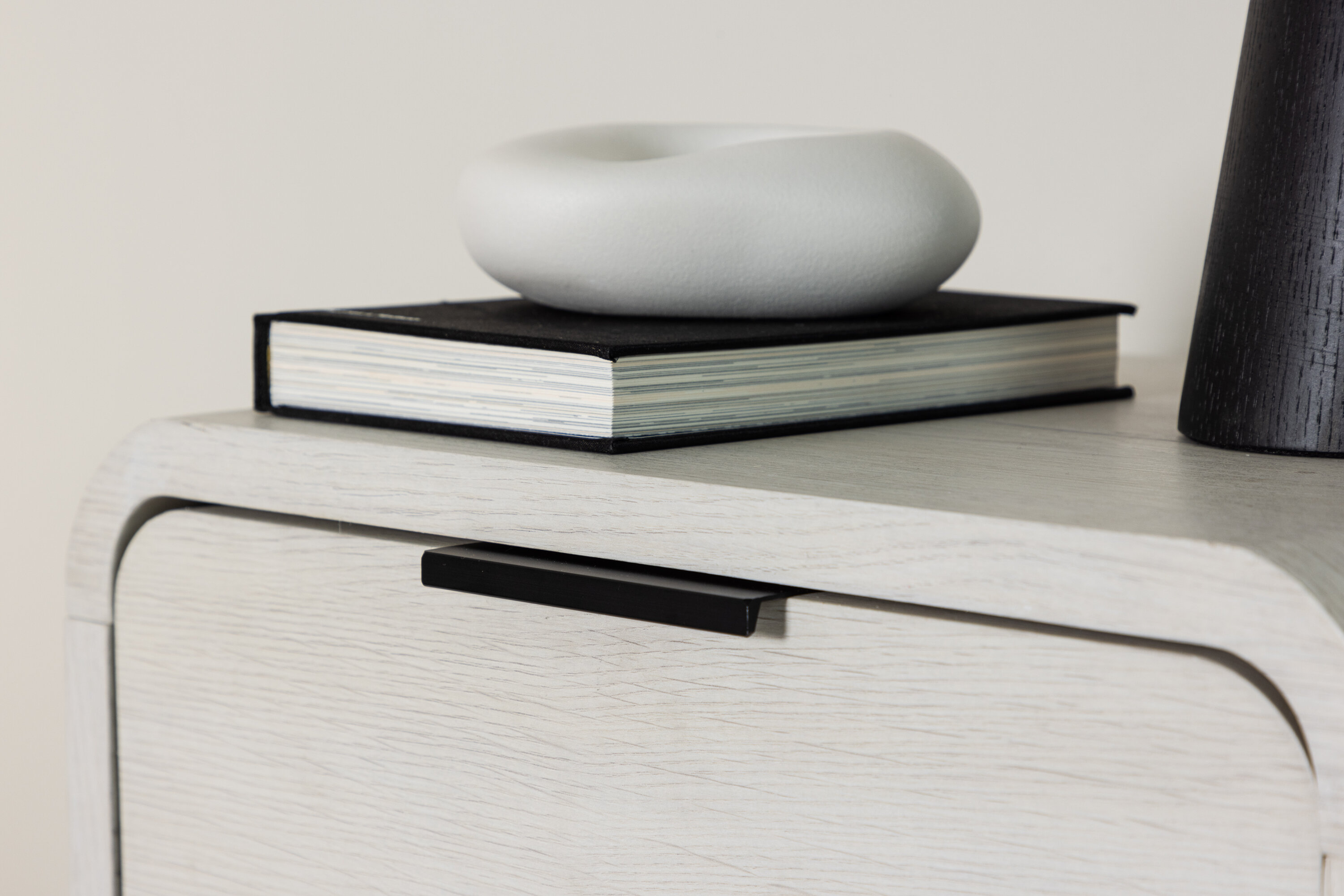 Lyngdal table d'appoint blanchi 40 x 30 cm en situation dans une pièce décorée