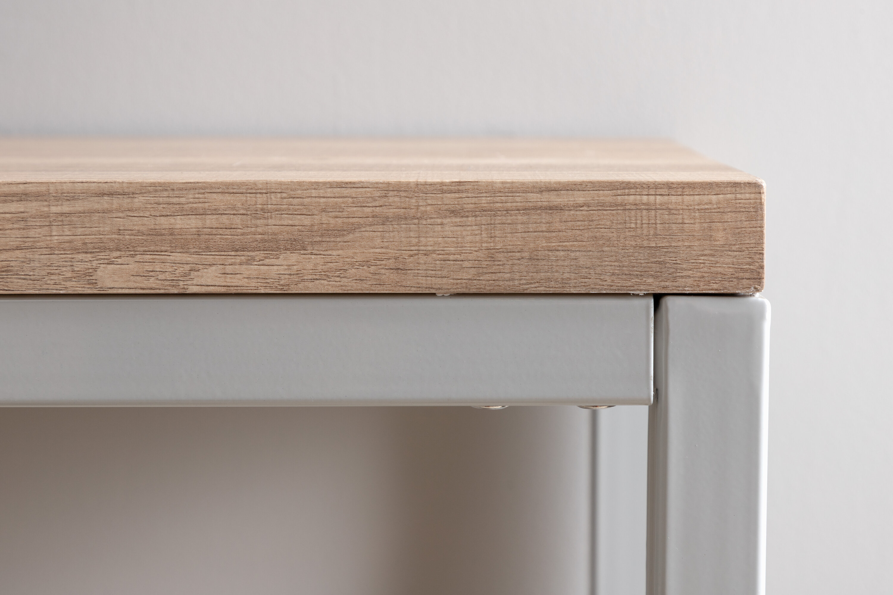 Détail du table d'appoint Rise gris, naturel 110 x 30 cm