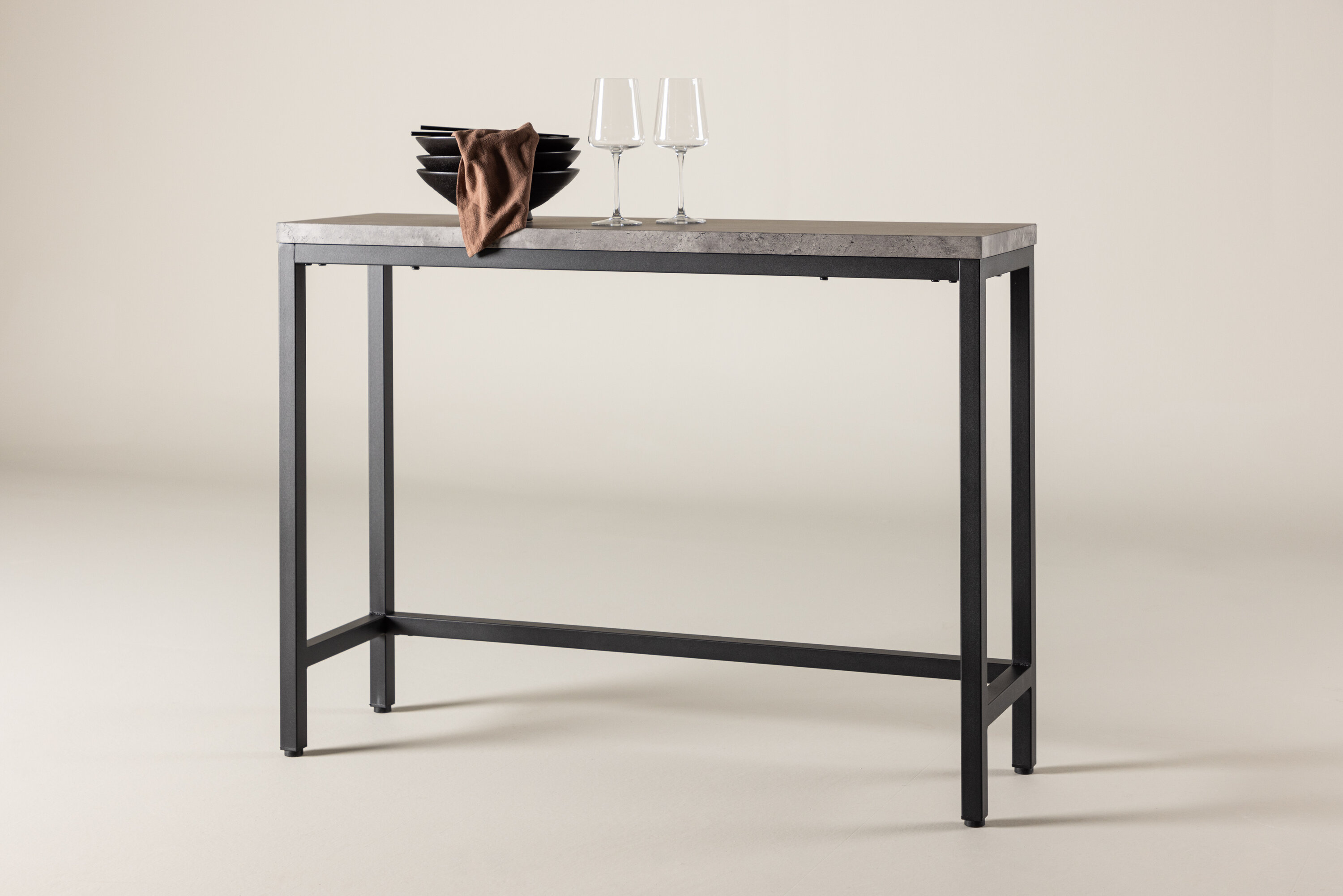 Rise table d'appoint noir, gris 110 x 30 cm en situation dans une pièce décorée