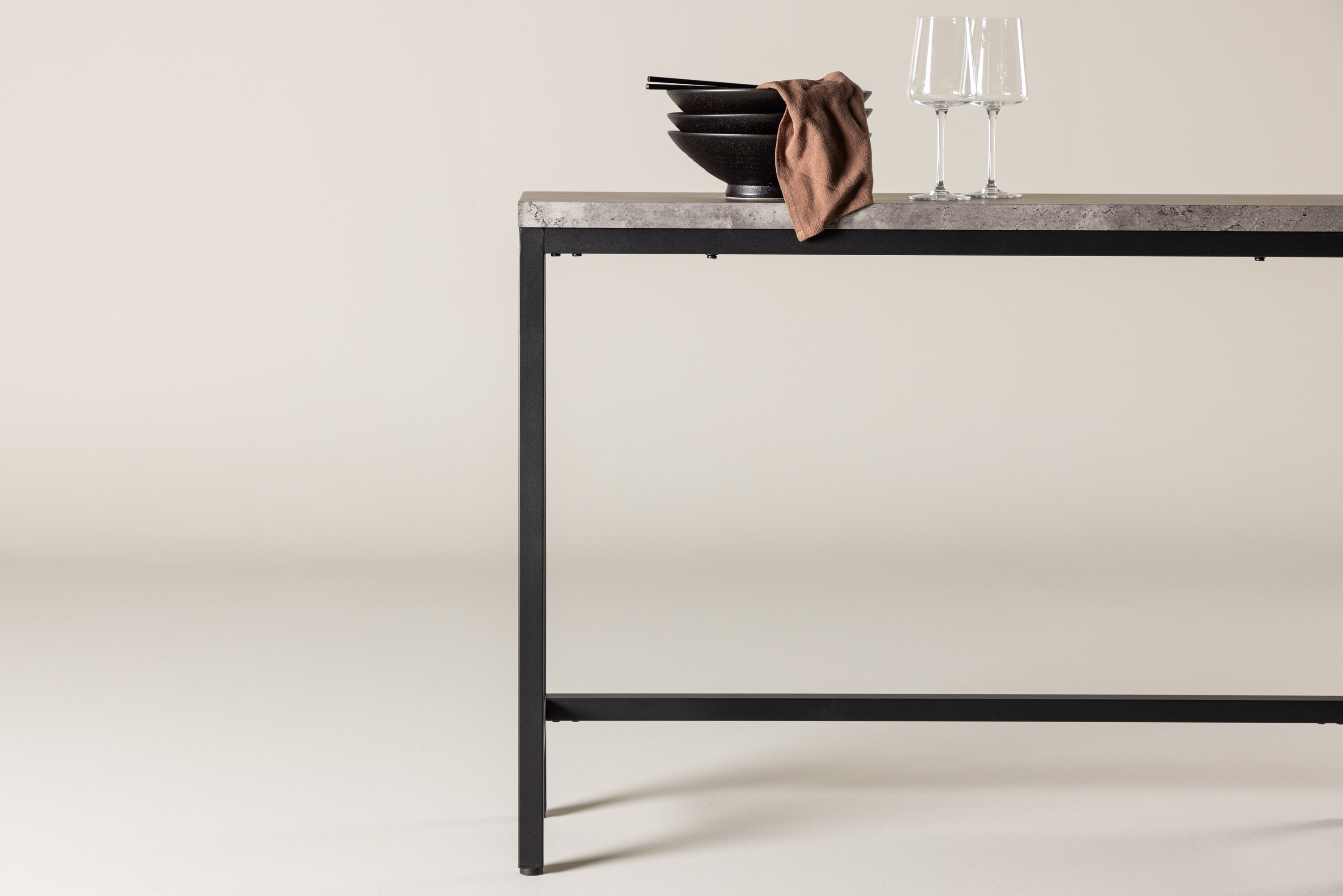 Rise table d'appoint noir, gris 110 x 30 cm en situation dans une pièce décorée