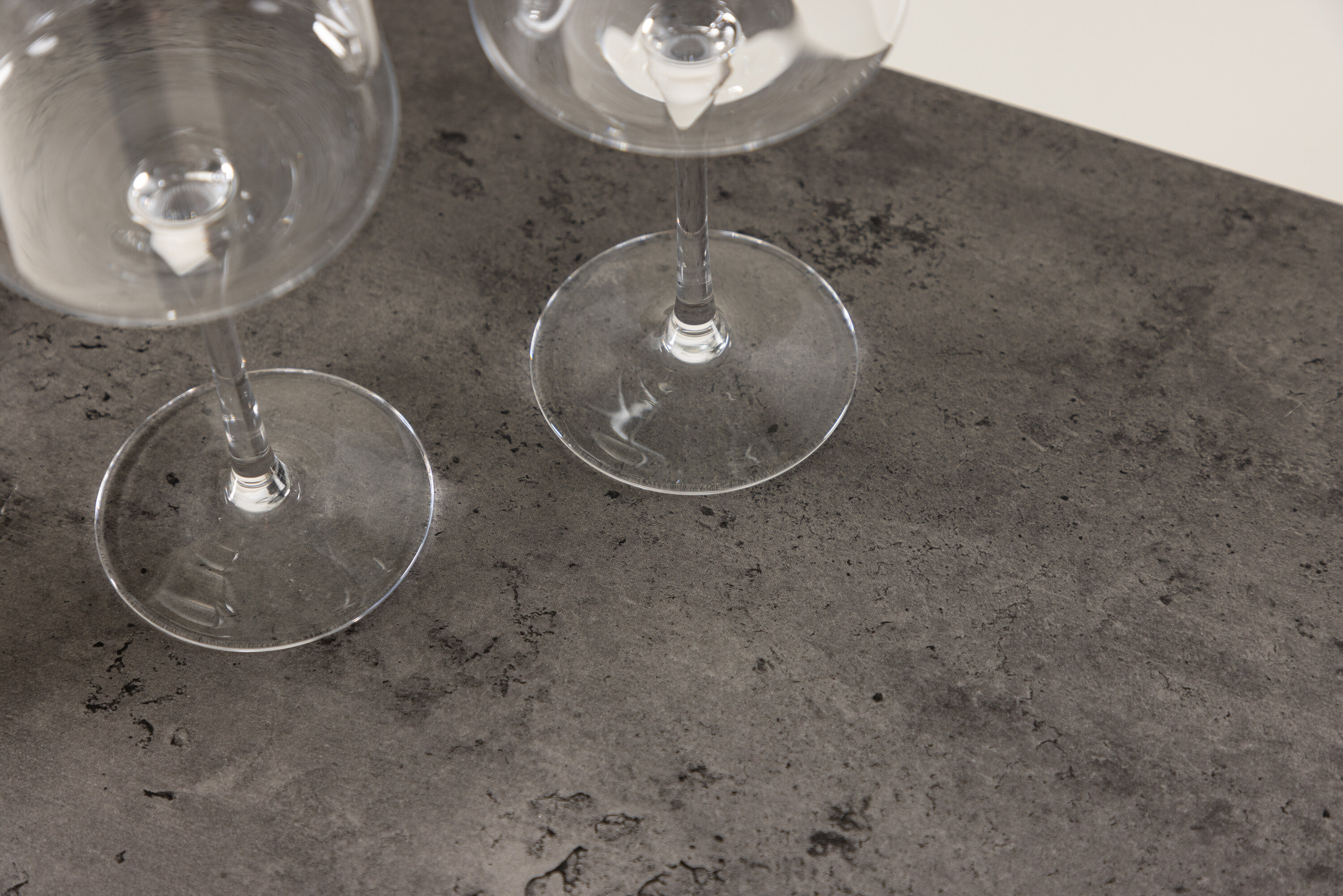 Rise table d'appoint noir, gris 110 x 30 cm en situation dans une pièce décorée