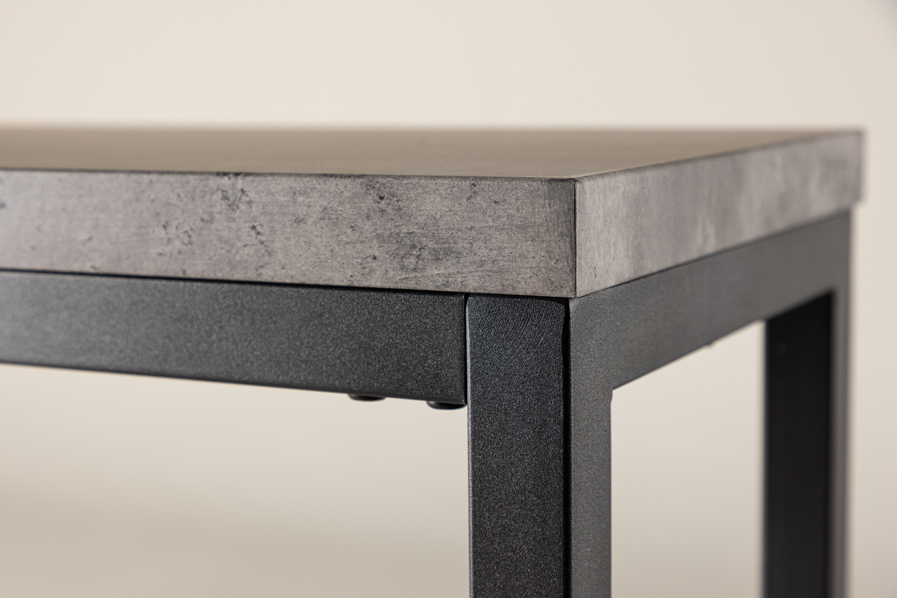 Rise table d'appoint noir, gris 110 x 30 cm en situation dans une pièce décorée