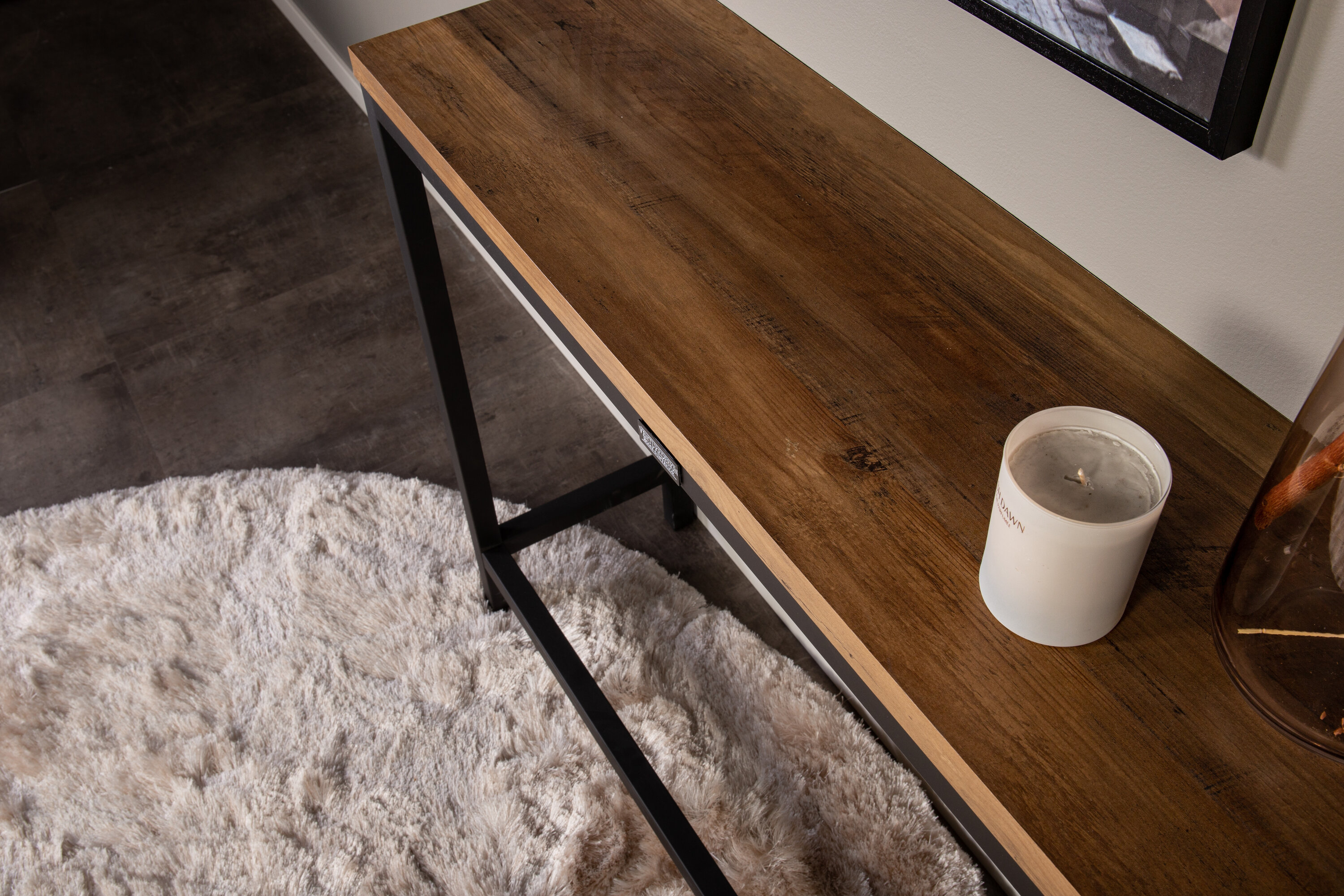 Détail du table d'appoint Rise noir, naturel 110 x 30 cm