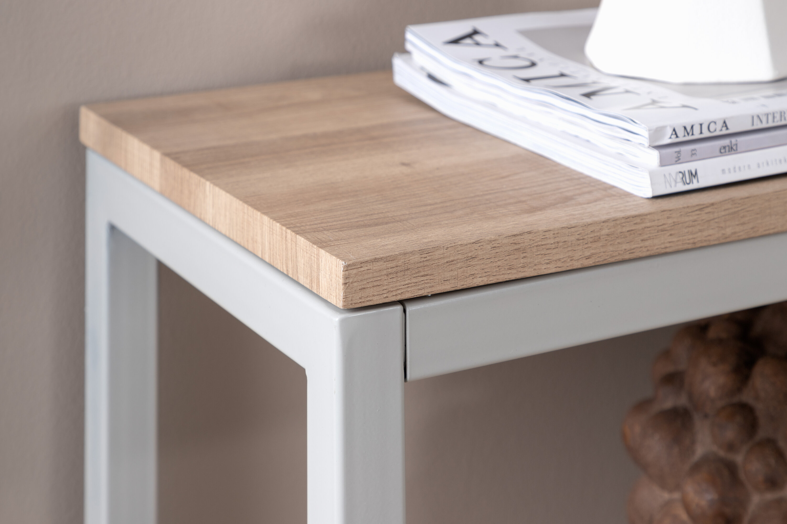 Détail du table d'appoint Rise gris, naturel 110 x 30 cm