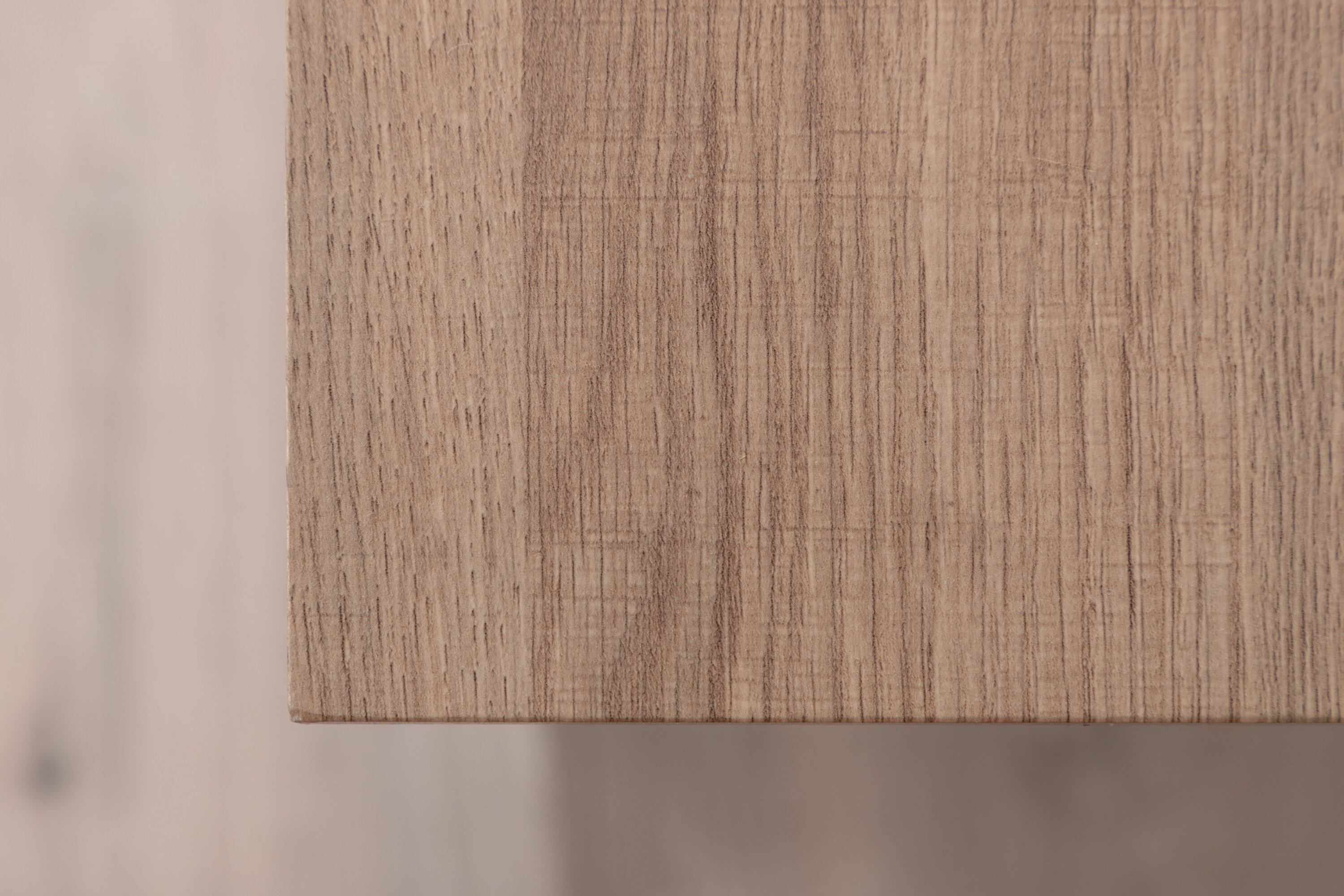 Détail du table d'appoint Rise gris, naturel 110 x 30 cm