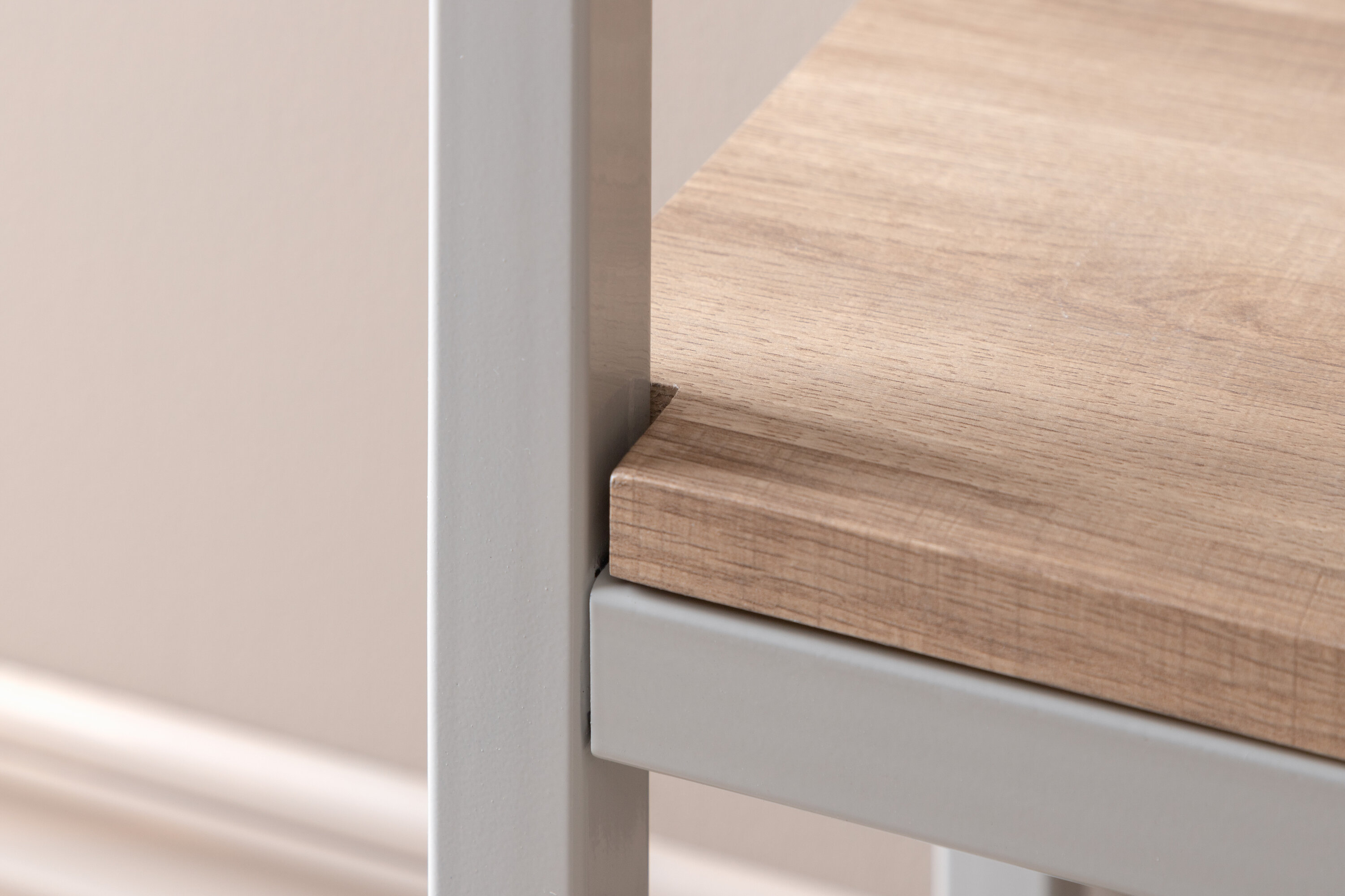 Détail du table d'appoint Rise gris, naturel 110 x 30 cm