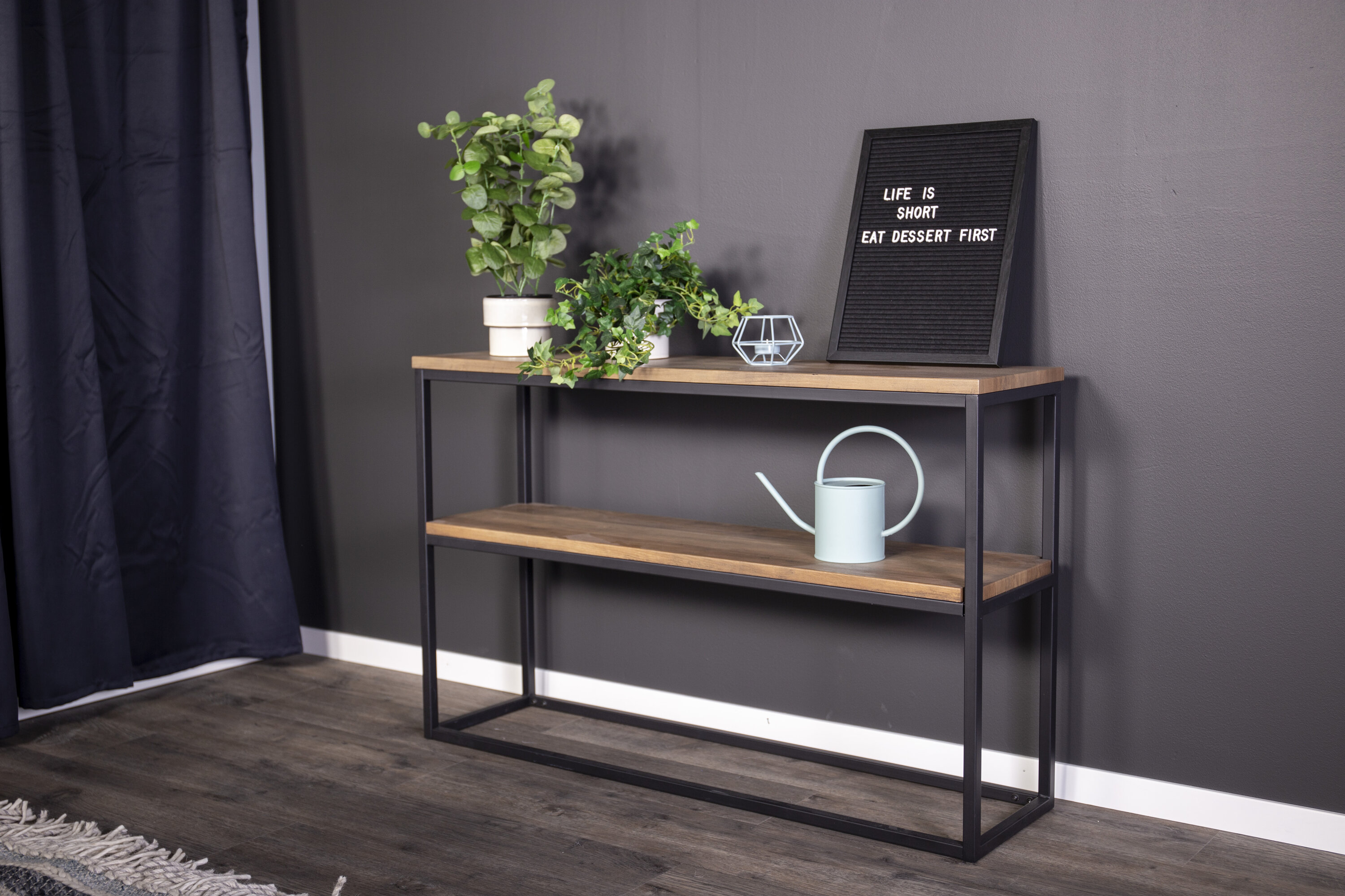 Détail du table d'appoint Rise noir, noyer 110 x 30 cm