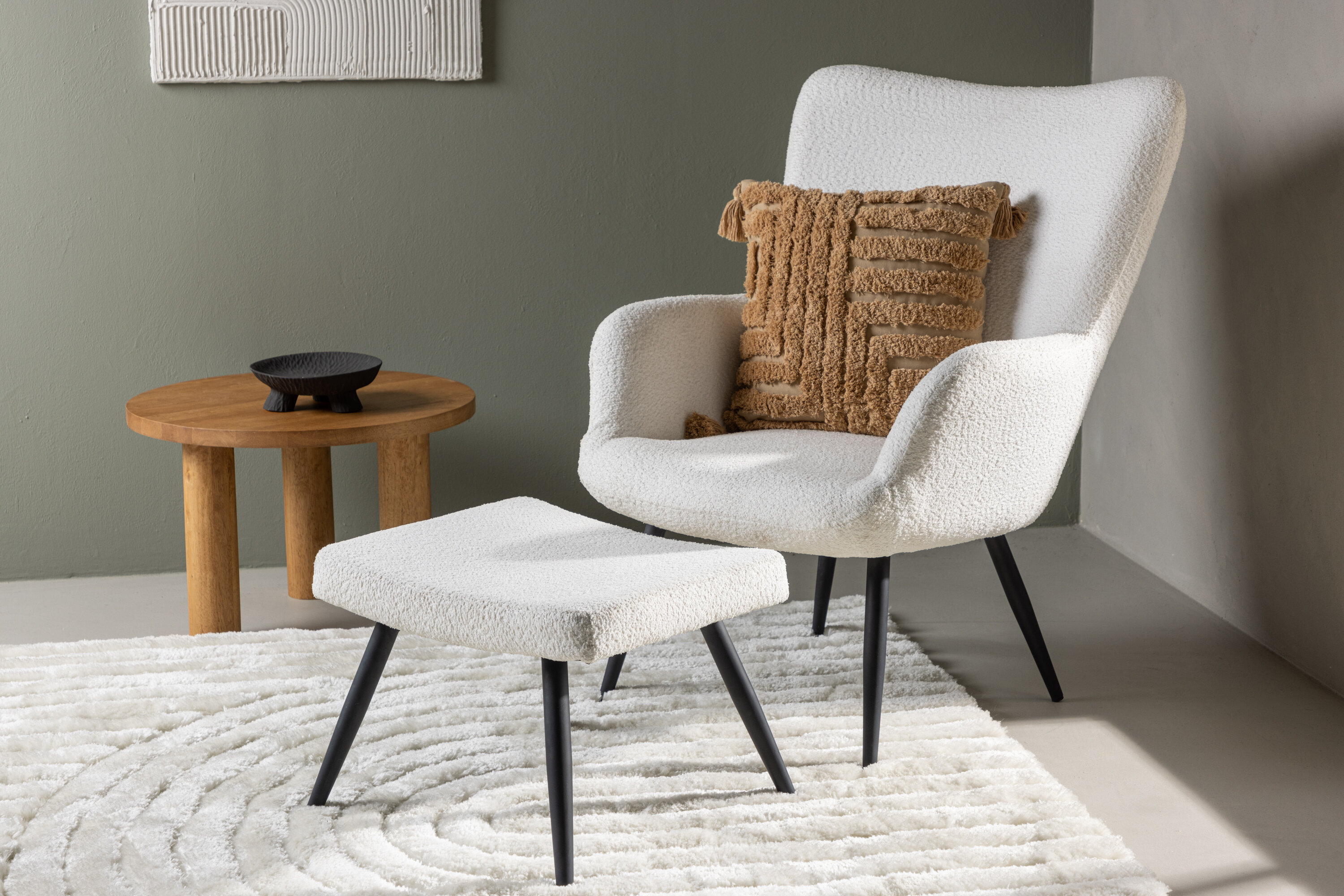 Como fauteuil noir, blanc 78 x 95 x 72 cm en situation dans une pièce décorée