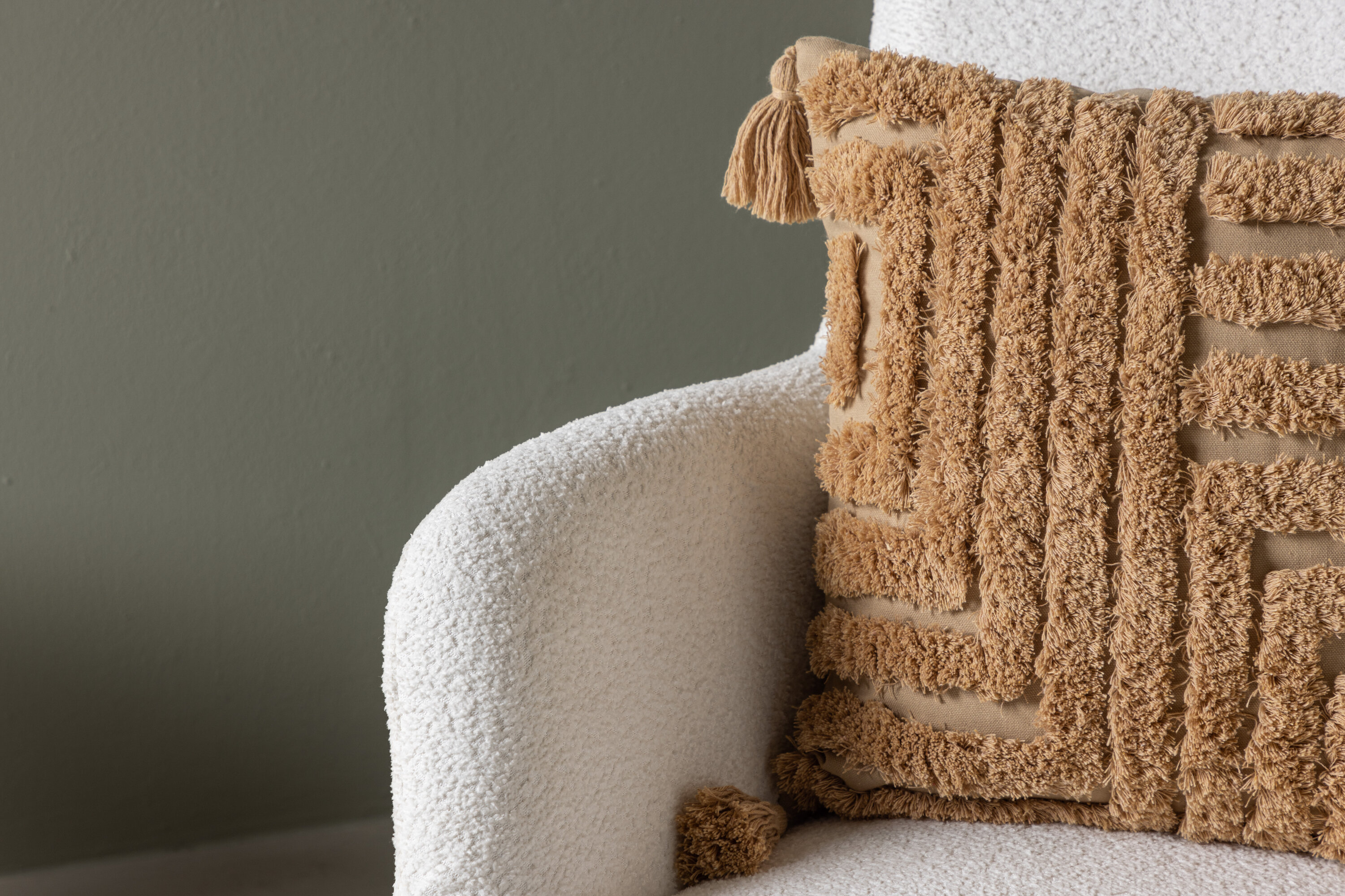 Como fauteuil noir, blanc 78 x 95 x 72 cm en situation dans une pièce décorée