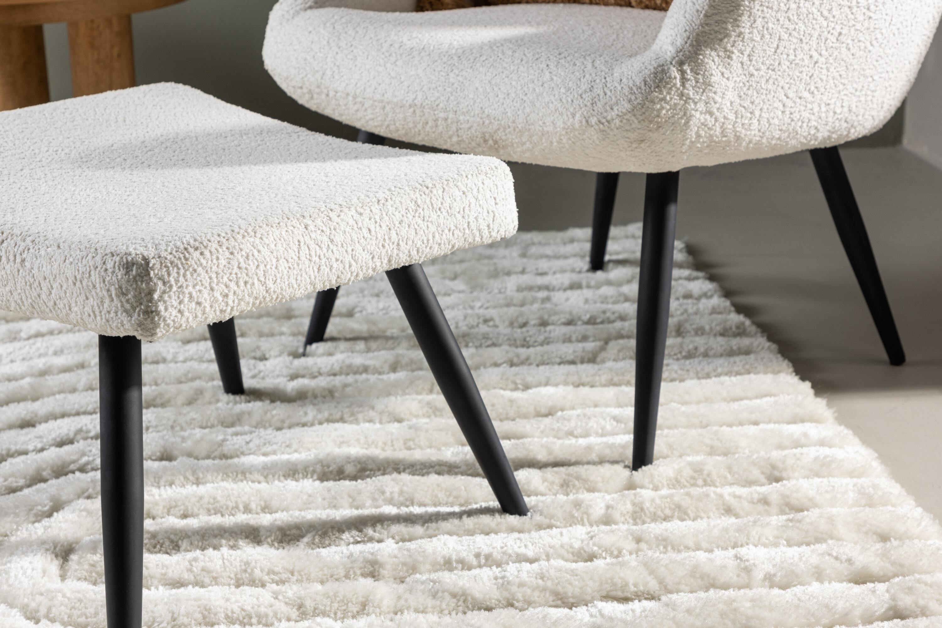 Como fauteuil noir, blanc 78 x 95 x 72 cm en situation dans une pièce décorée