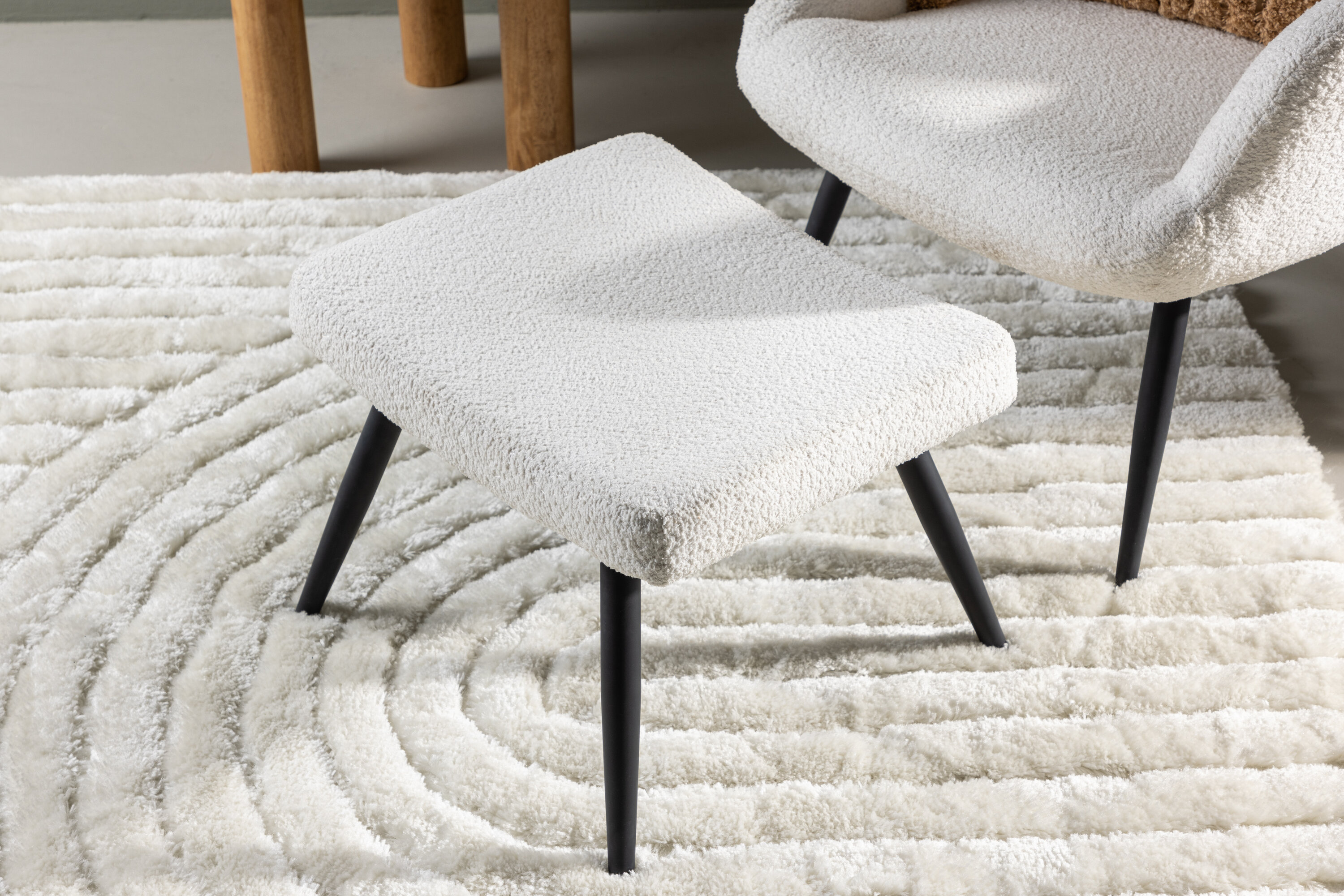 Como fauteuil noir, blanc 78 x 95 x 72 cm en situation dans une pièce décorée