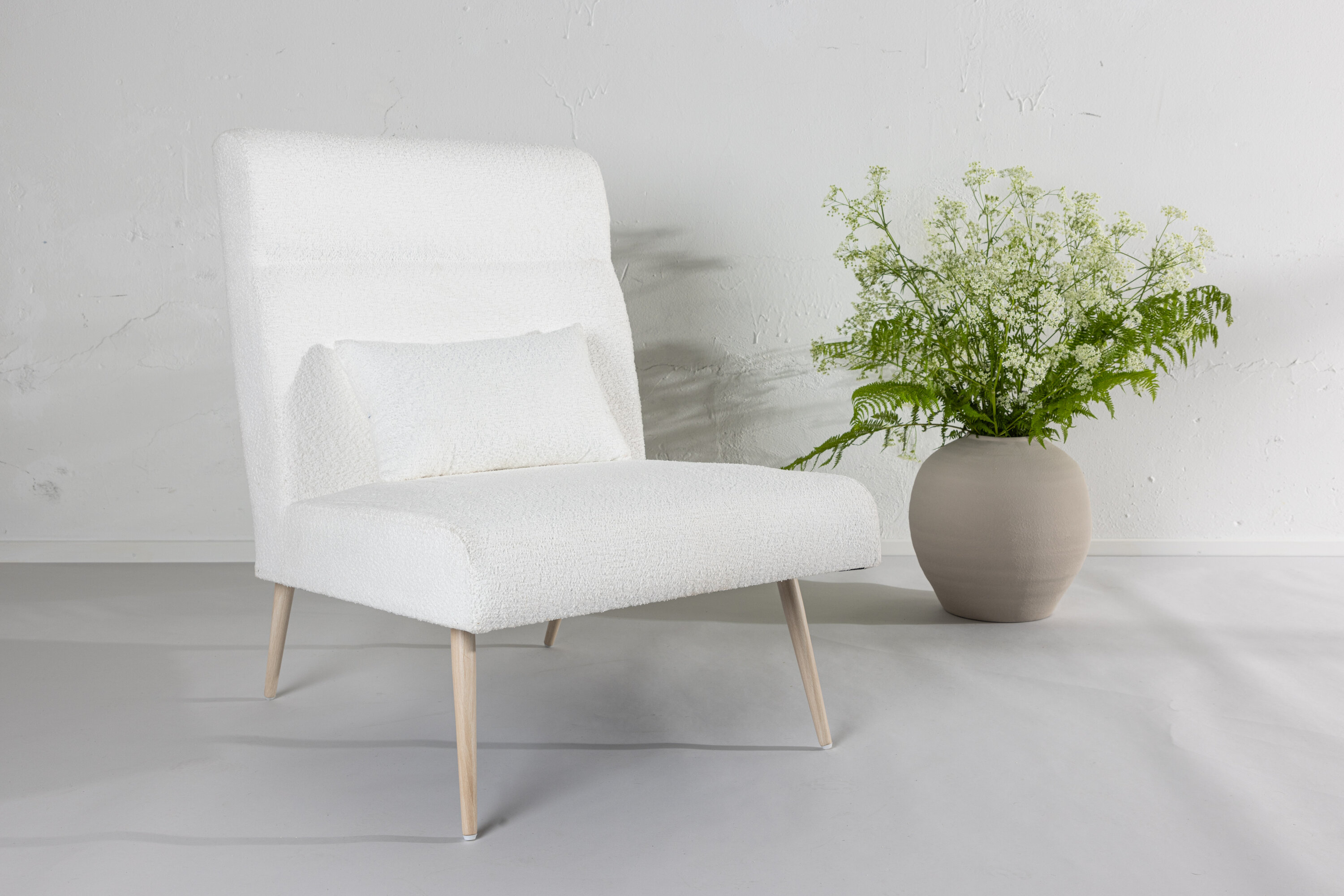 Bloom fauteuil blanchi, blanc 89 x 95 x 70 cm en situation dans une pièce décorée