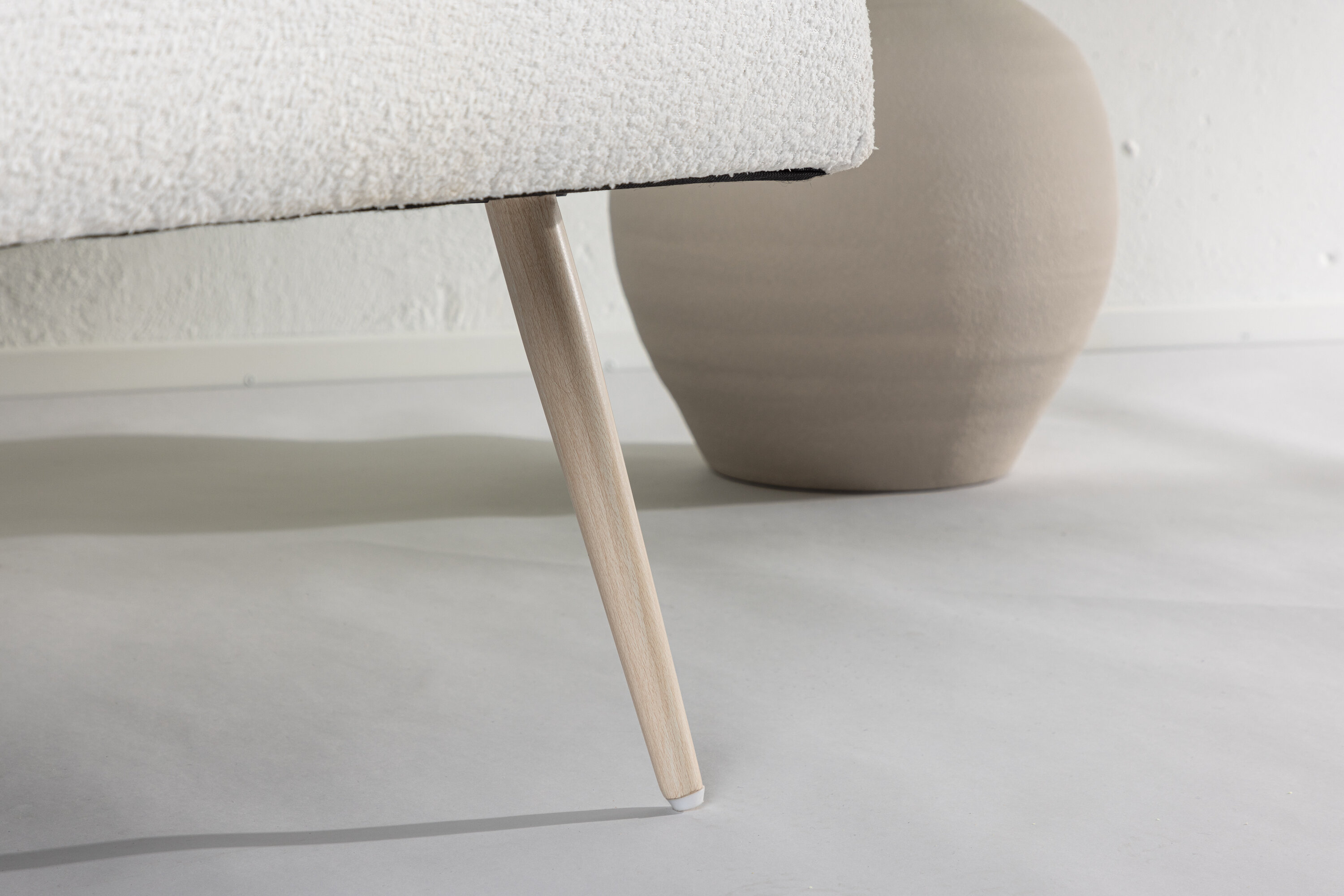 Bloom fauteuil blanchi, blanc 89 x 95 x 70 cm en situation dans une pièce décorée