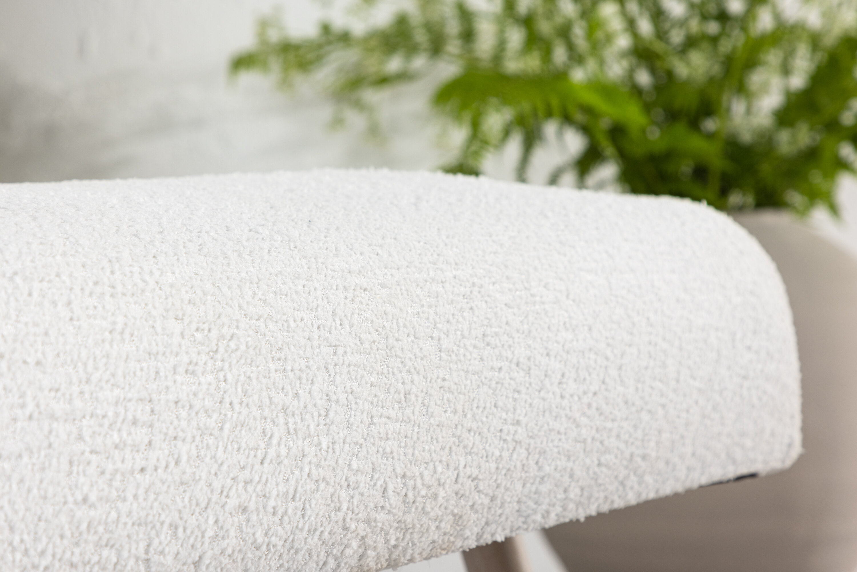 Bloom fauteuil blanchi, blanc 89 x 95 x 70 cm en situation dans une pièce décorée