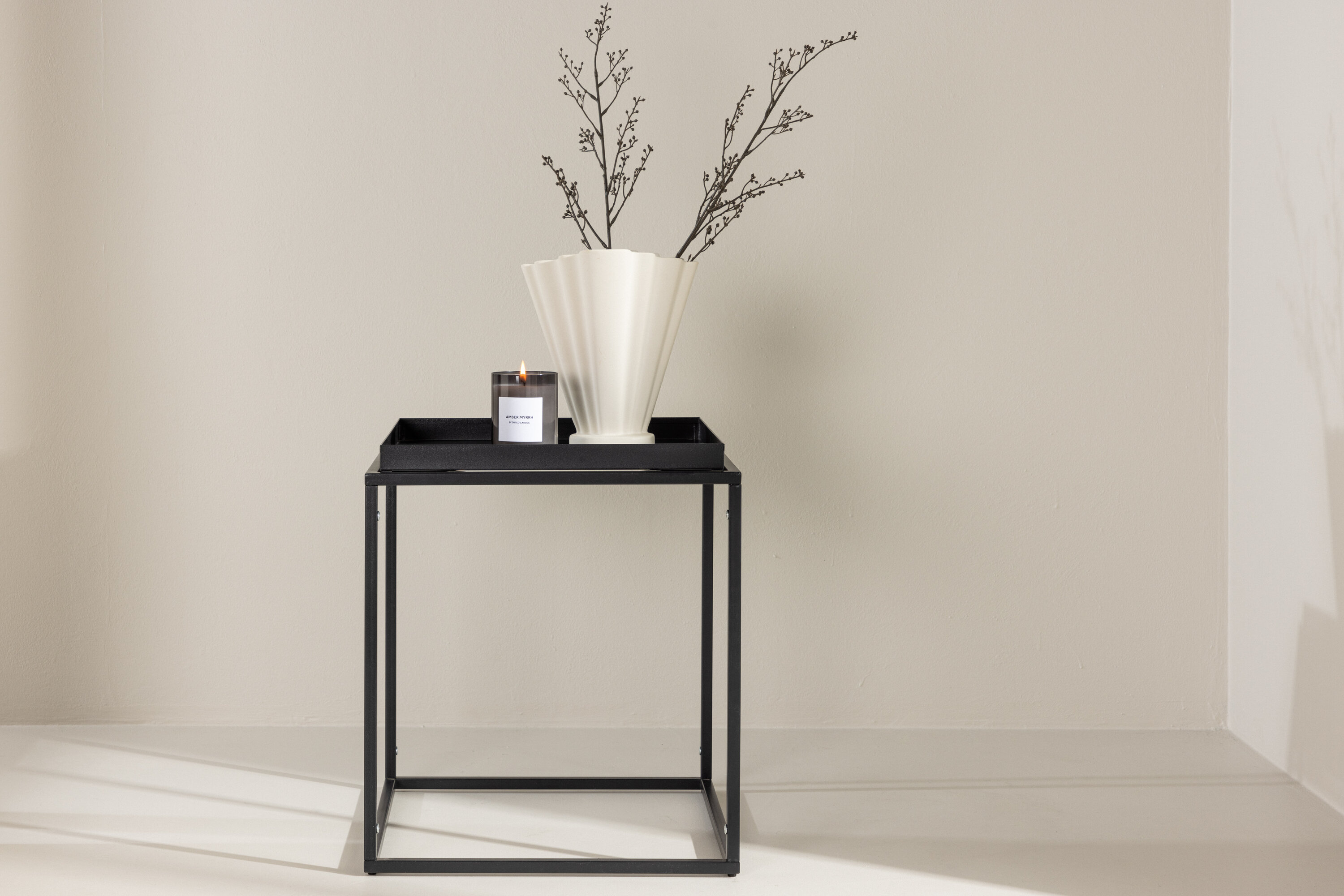 Porto table d'appoint noir 45 x 45 cm en situation dans une pièce décorée