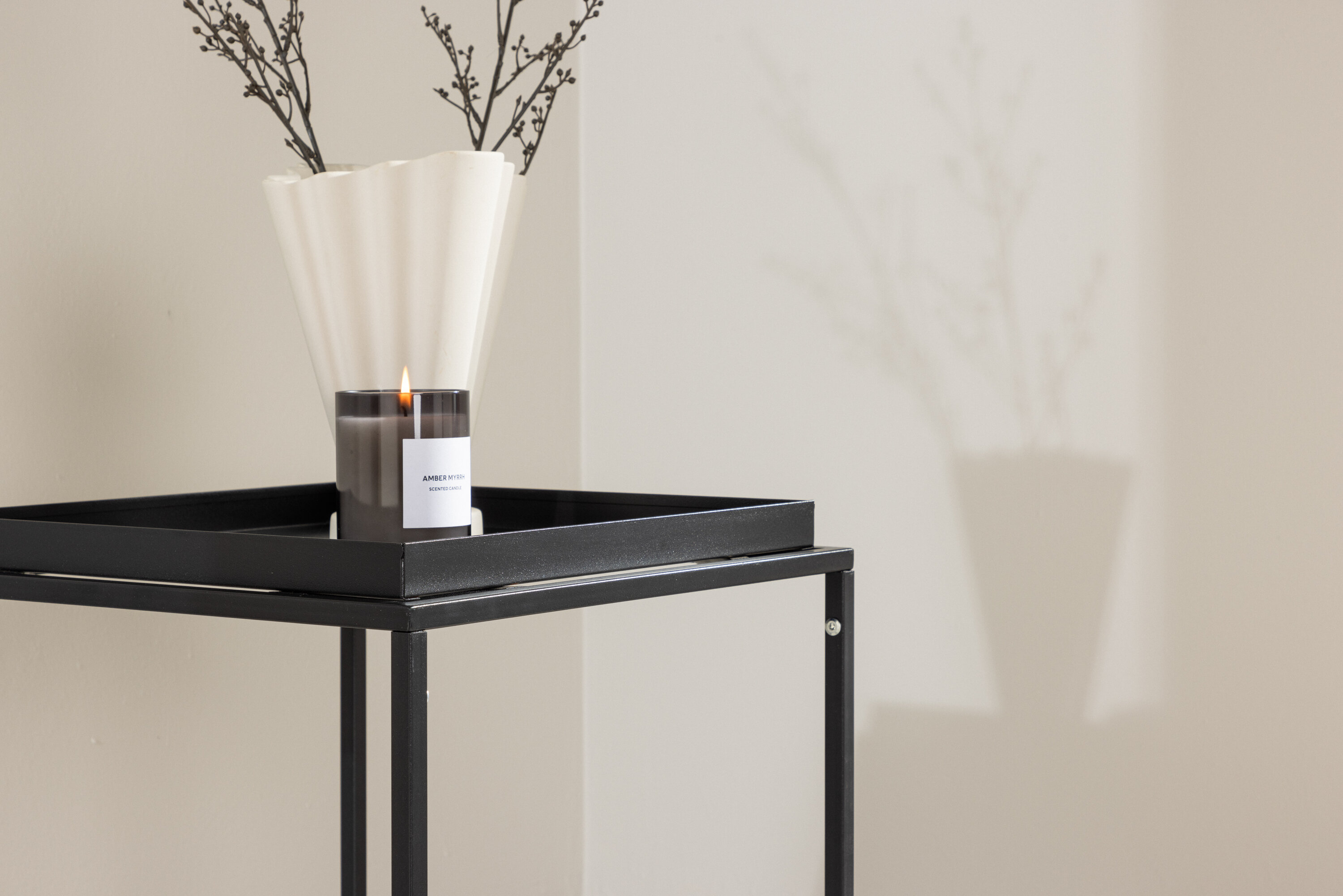 Porto table d'appoint noir 45 x 45 cm en situation dans une pièce décorée