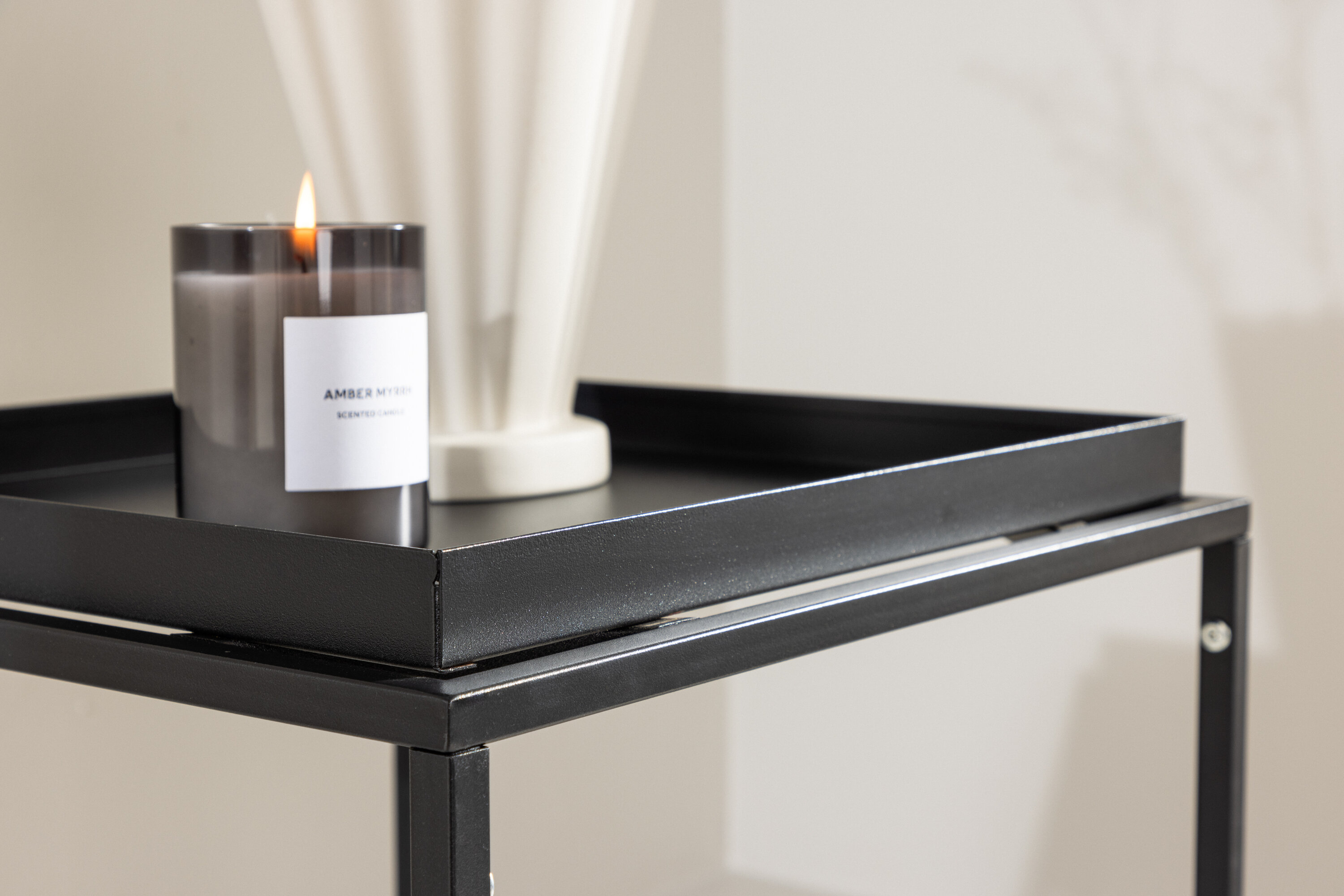 Porto table d'appoint noir 45 x 45 cm en situation dans une pièce décorée