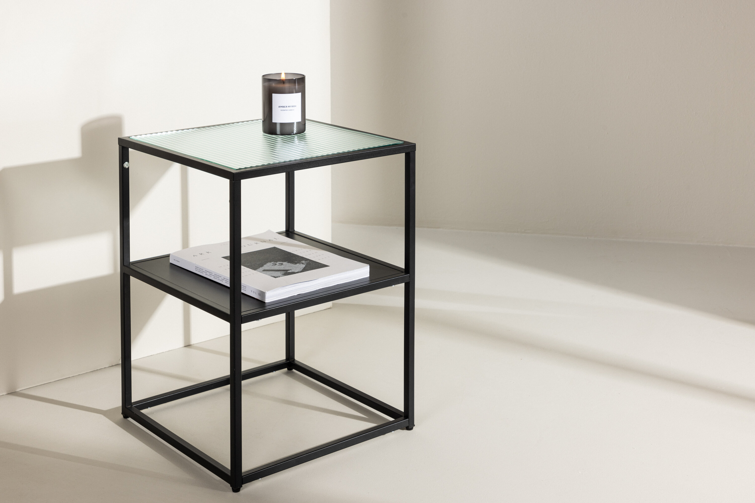Sao Paulo table d'appoint noir 40 x 40 cm en situation dans une pièce décorée