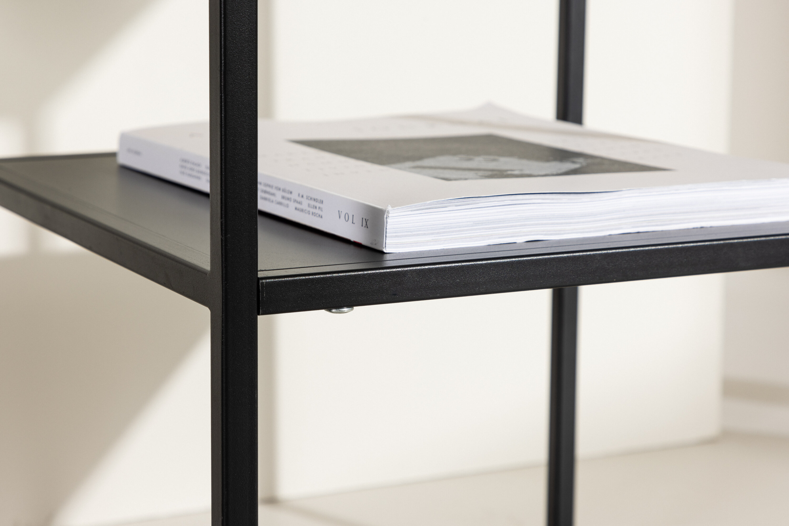 Sao Paulo table d'appoint noir 40 x 40 cm en situation dans une pièce décorée