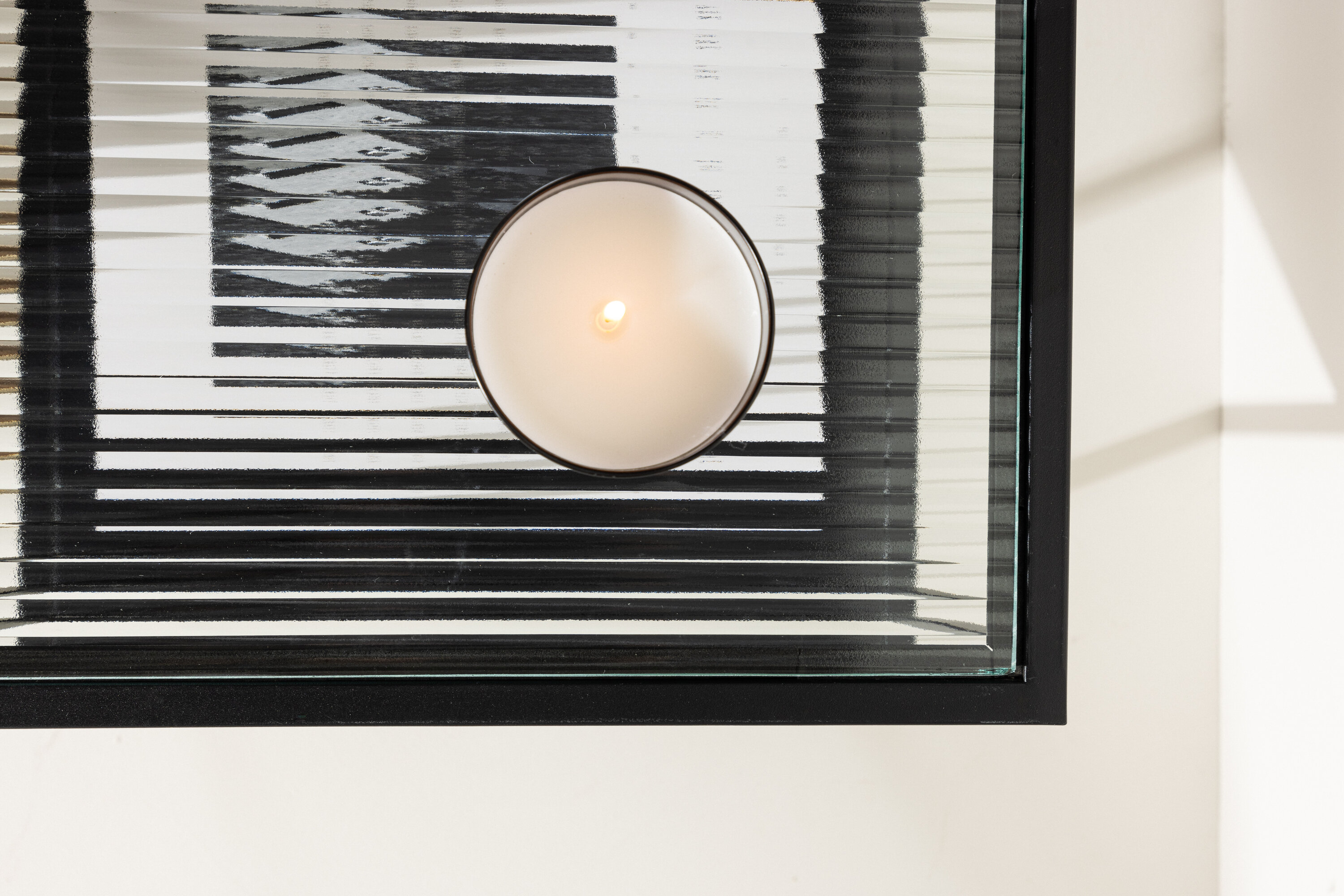 Sao Paulo table d'appoint noir 40 x 40 cm en situation dans une pièce décorée