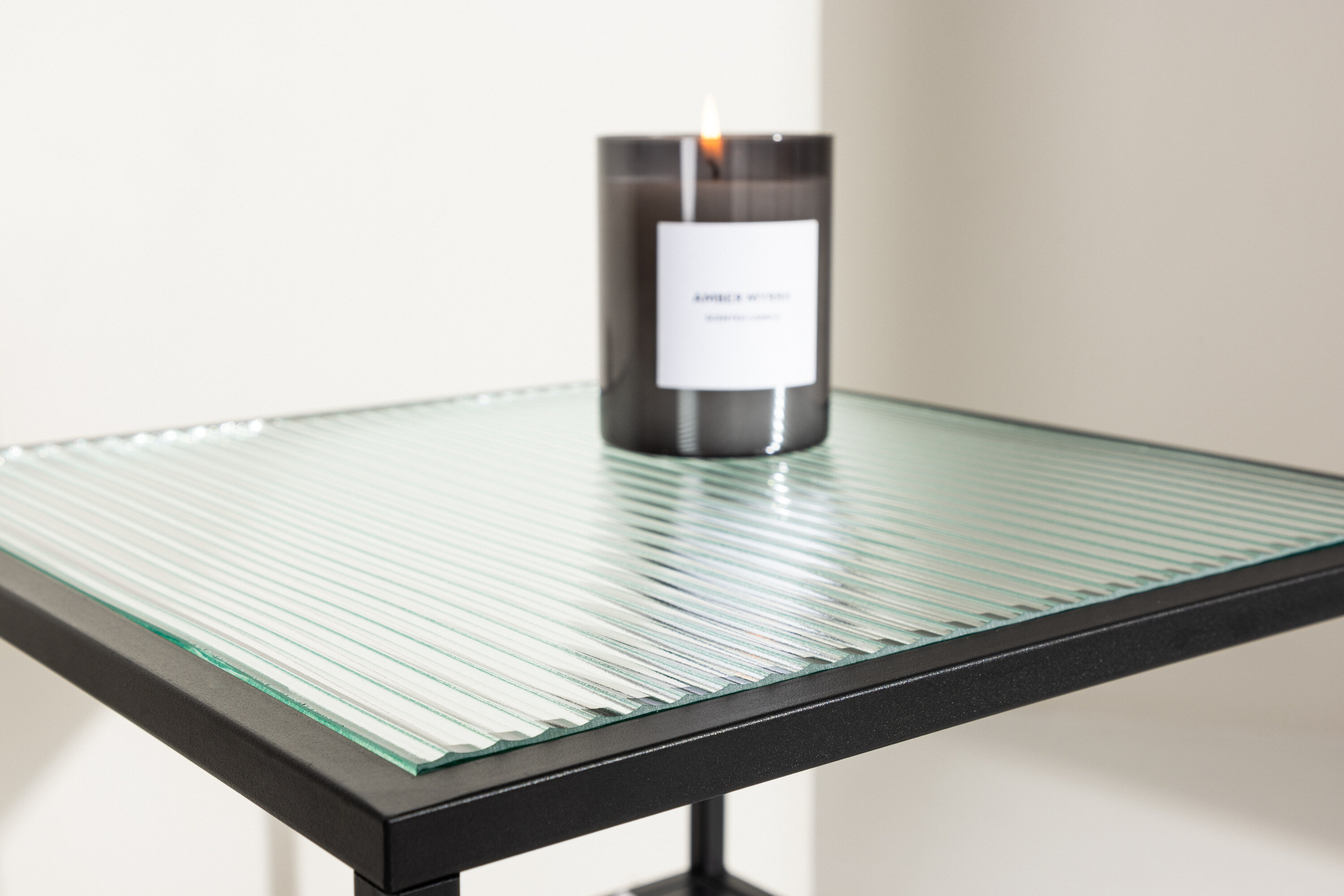 Sao Paulo table d'appoint noir 40 x 40 cm en situation dans une pièce décorée
