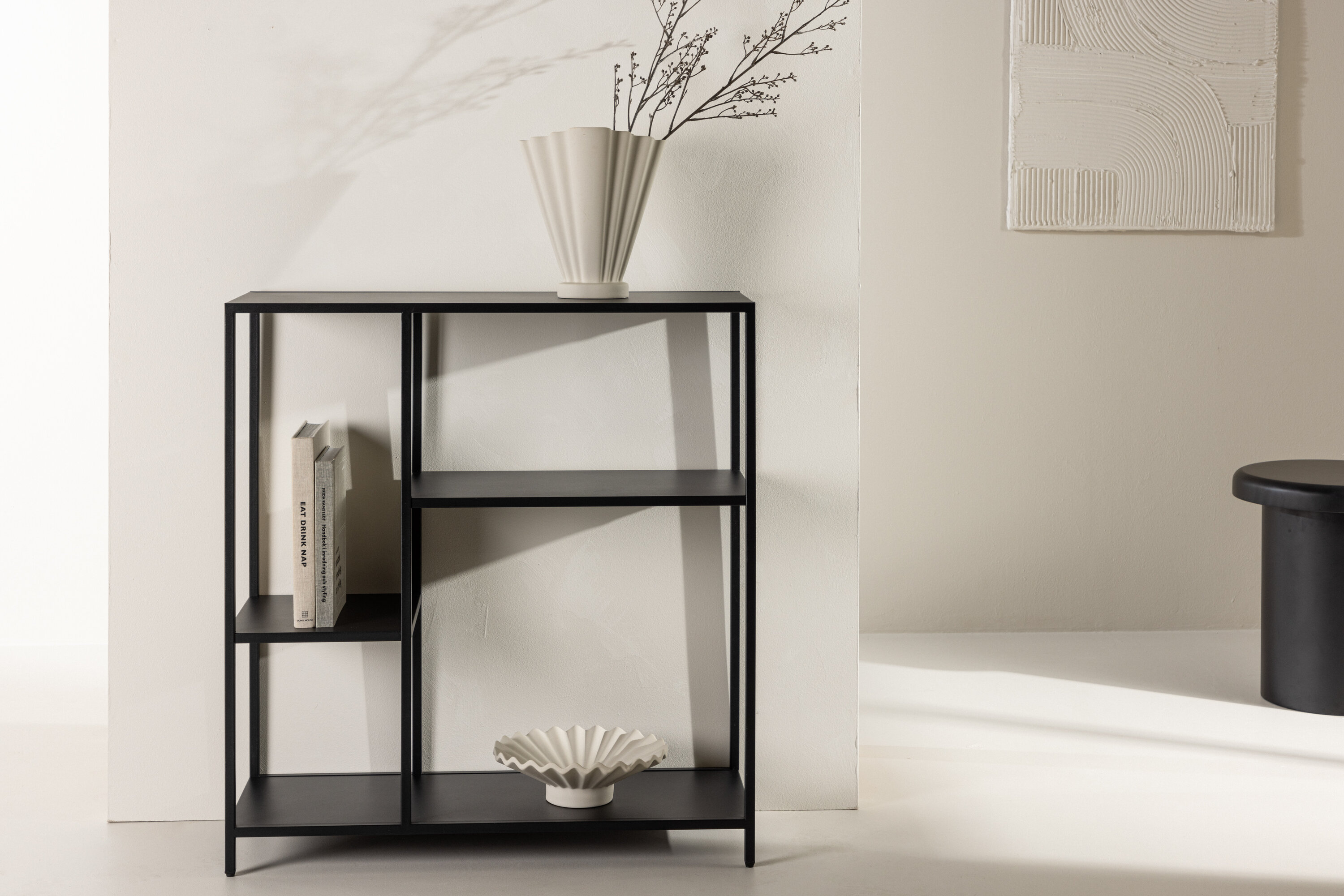 Puno table d'appoint noir 30 x 80 cm en situation dans une pièce décorée