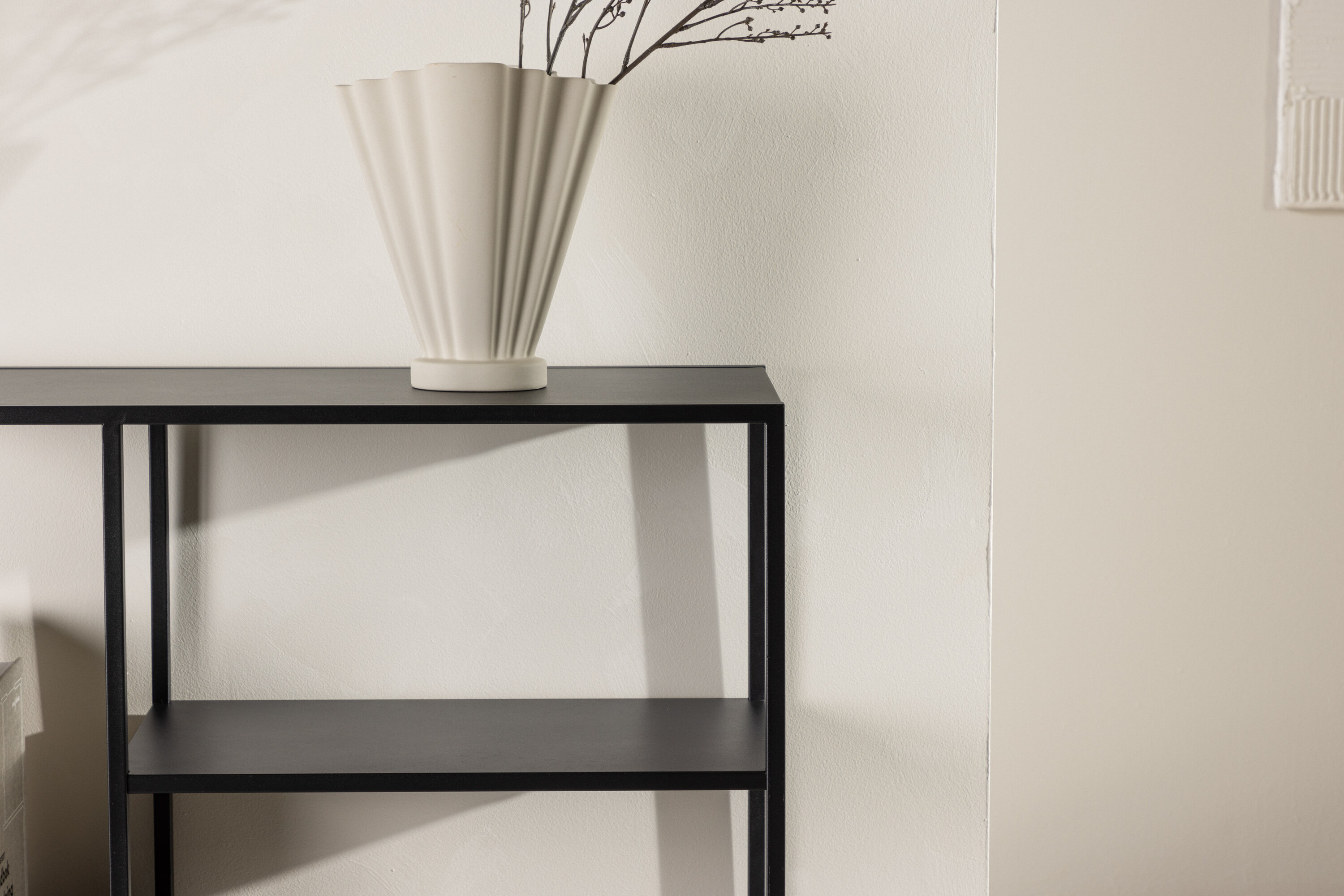 Puno table d'appoint noir 30 x 80 cm en situation dans une pièce décorée