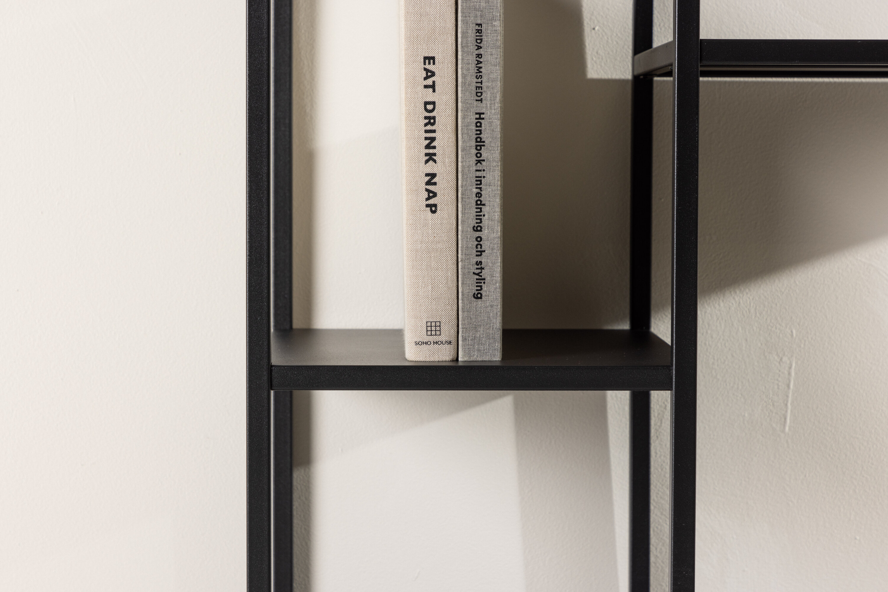 Puno table d'appoint noir 30 x 80 cm en situation dans une pièce décorée