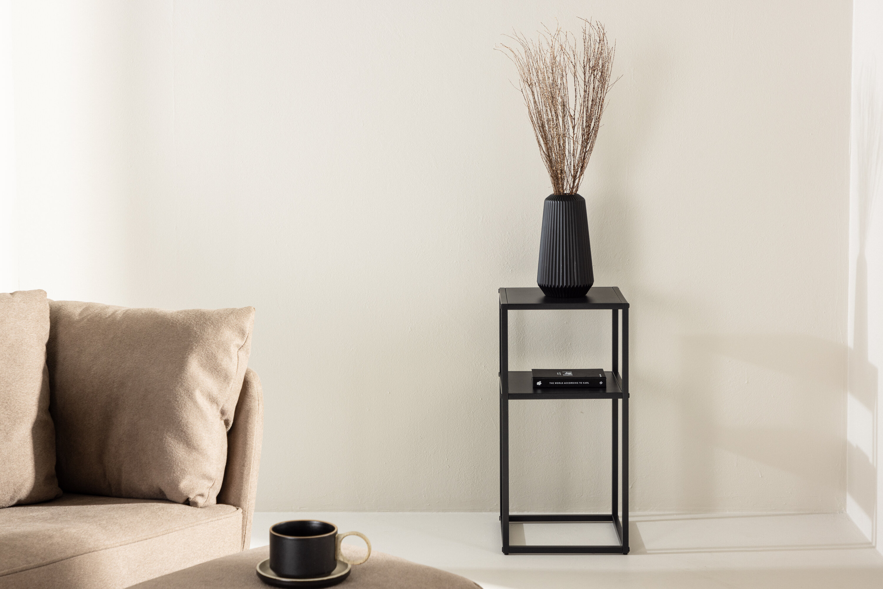 Punta table d'appoint noir 30 x 30 cm en situation dans une pièce décorée