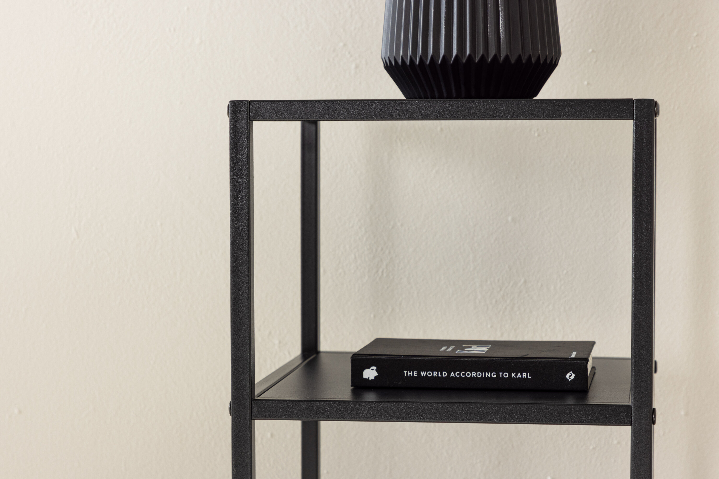 Punta table d'appoint noir 30 x 30 cm en situation dans une pièce décorée