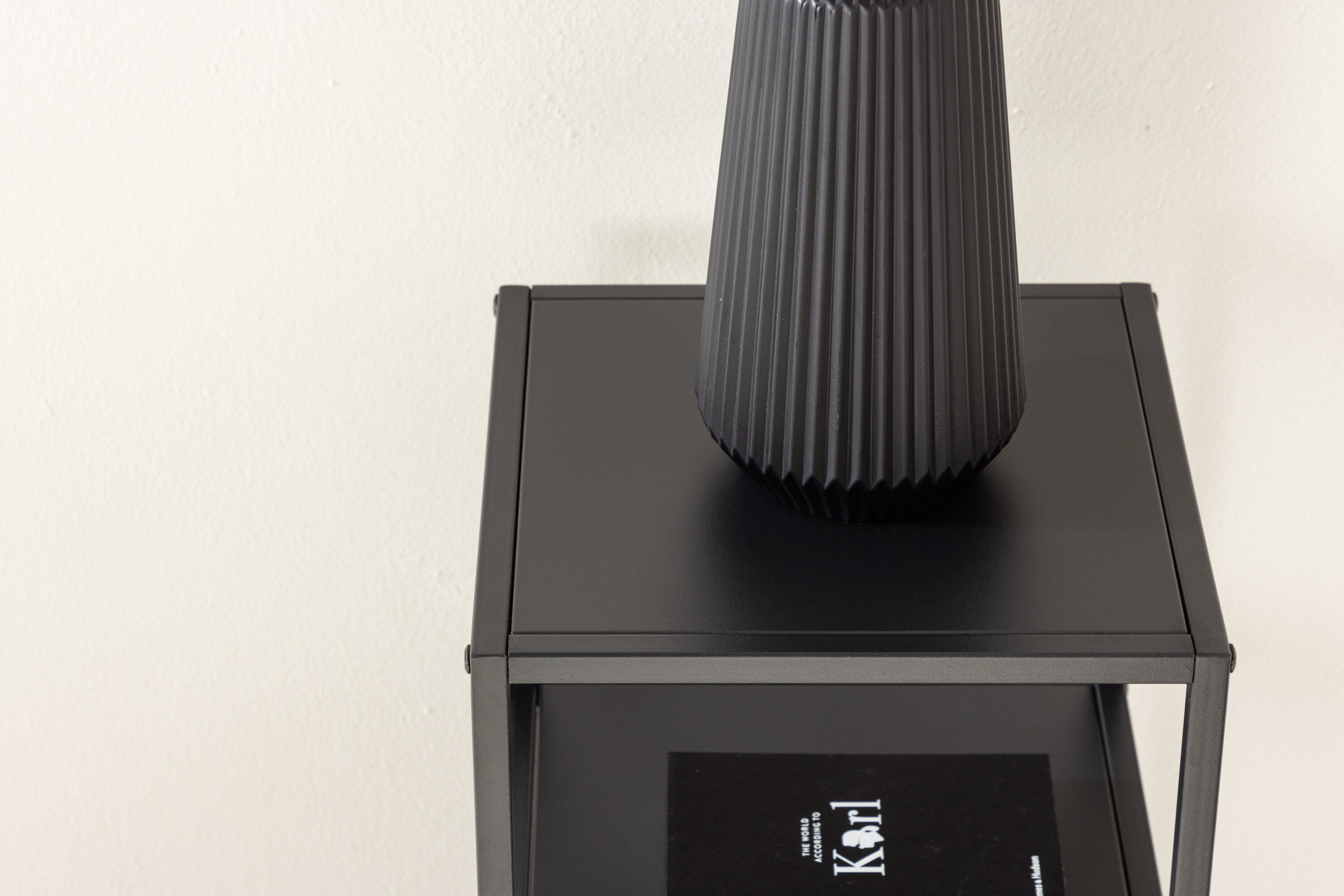 Punta table d'appoint noir 30 x 30 cm en situation dans une pièce décorée