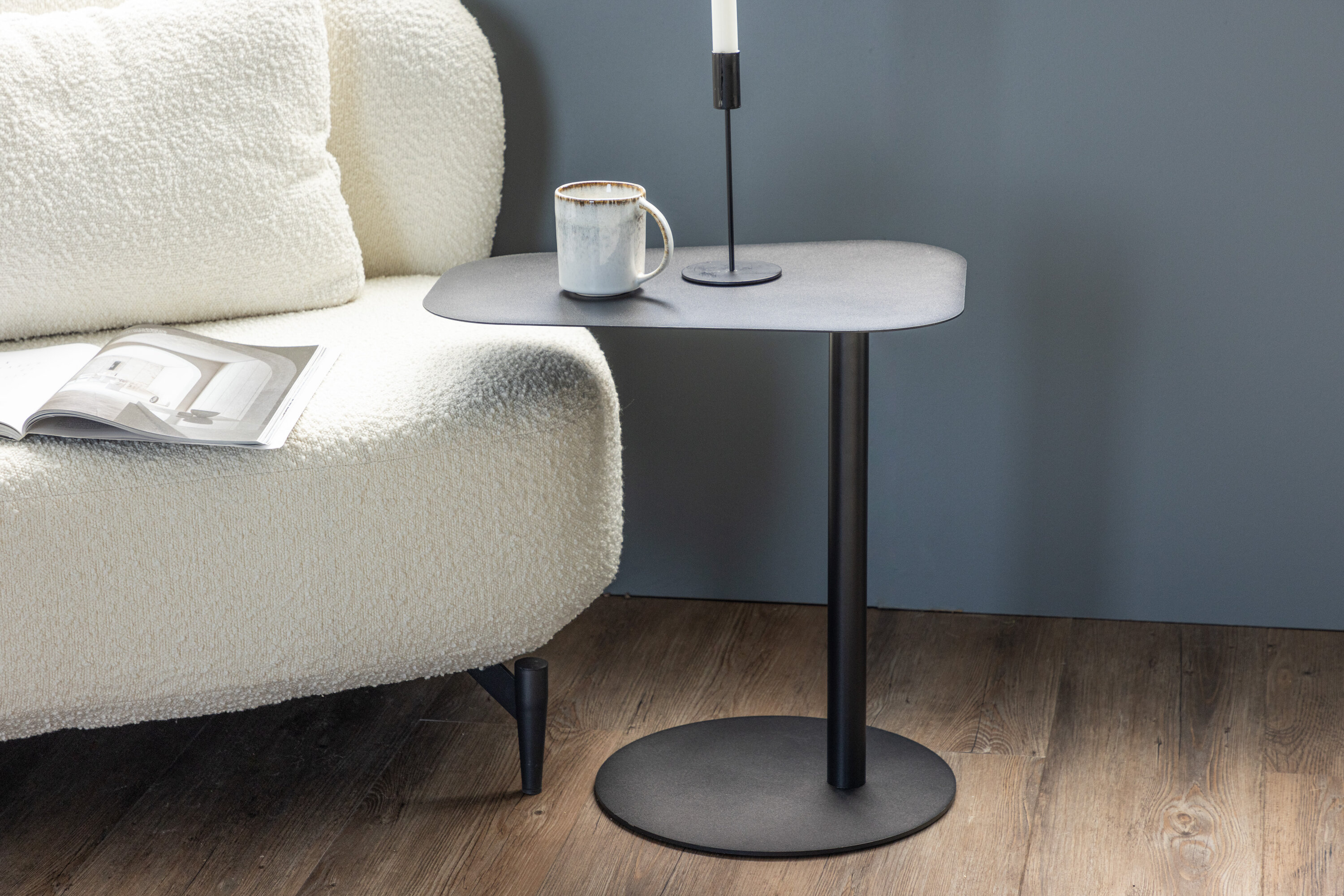 San Jose table d'appoint noir 50 x 38 cm en situation dans une pièce décorée