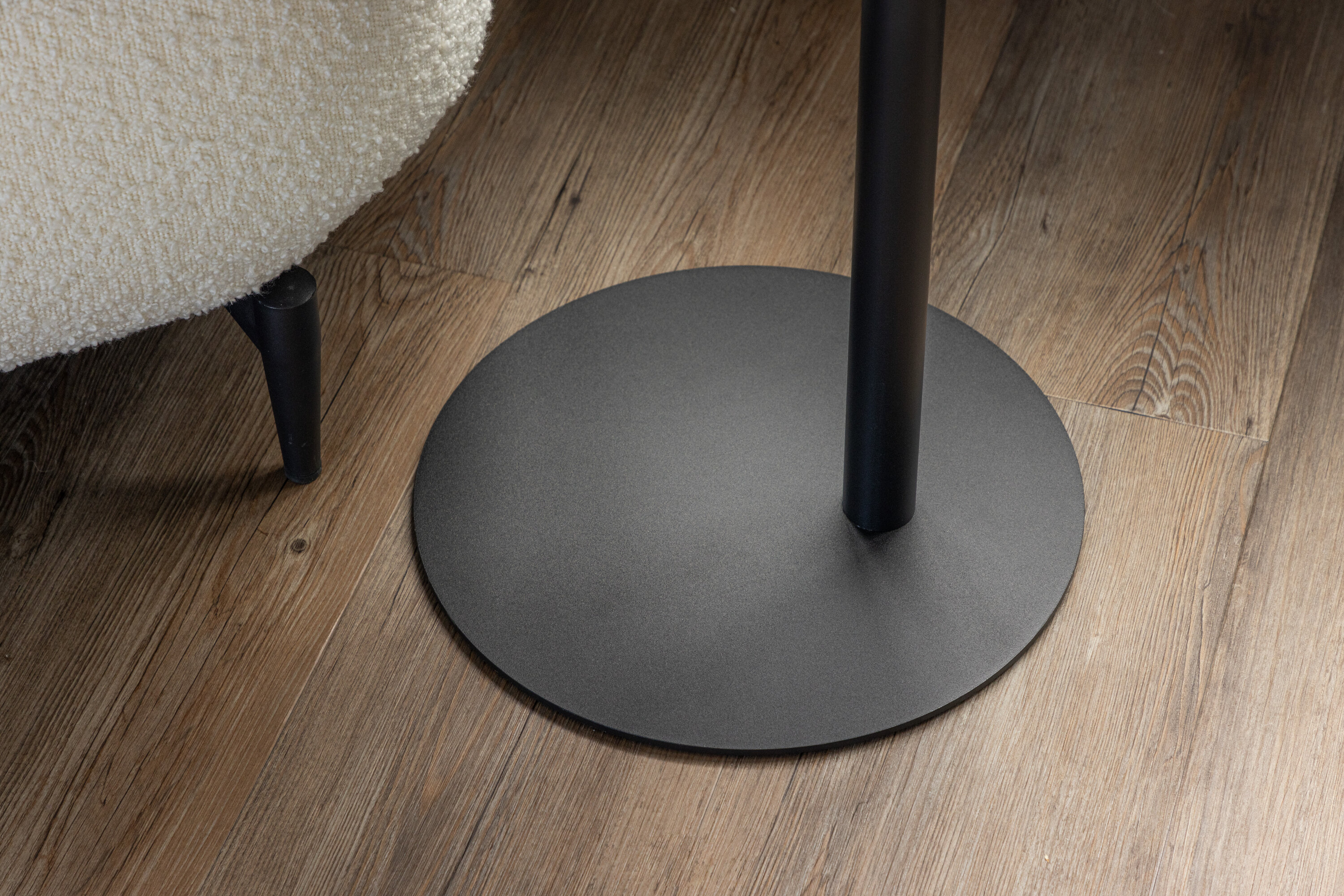 San Jose table d'appoint noir 50 x 38 cm en situation dans une pièce décorée