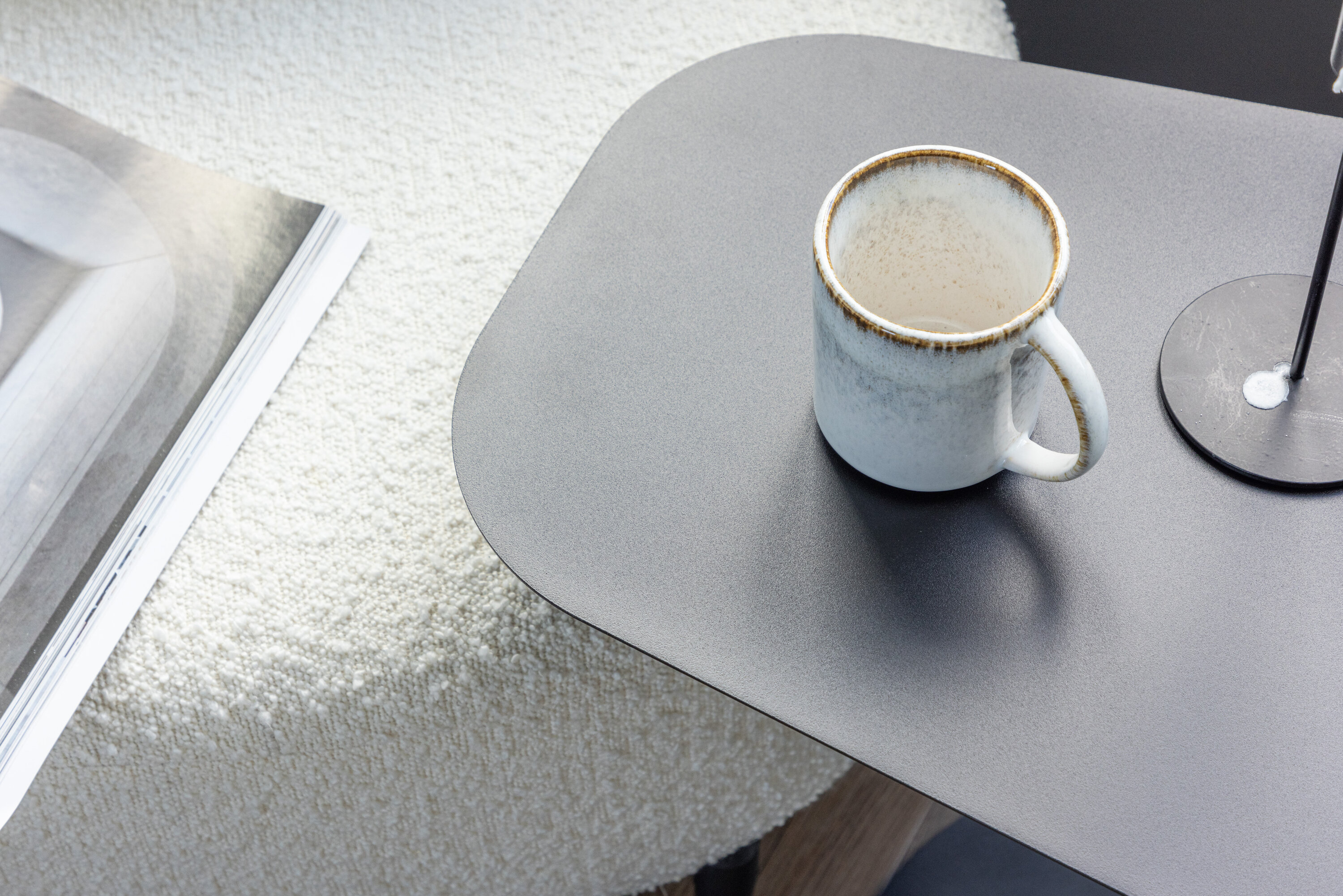 San Jose table d'appoint noir 50 x 38 cm en situation dans une pièce décorée