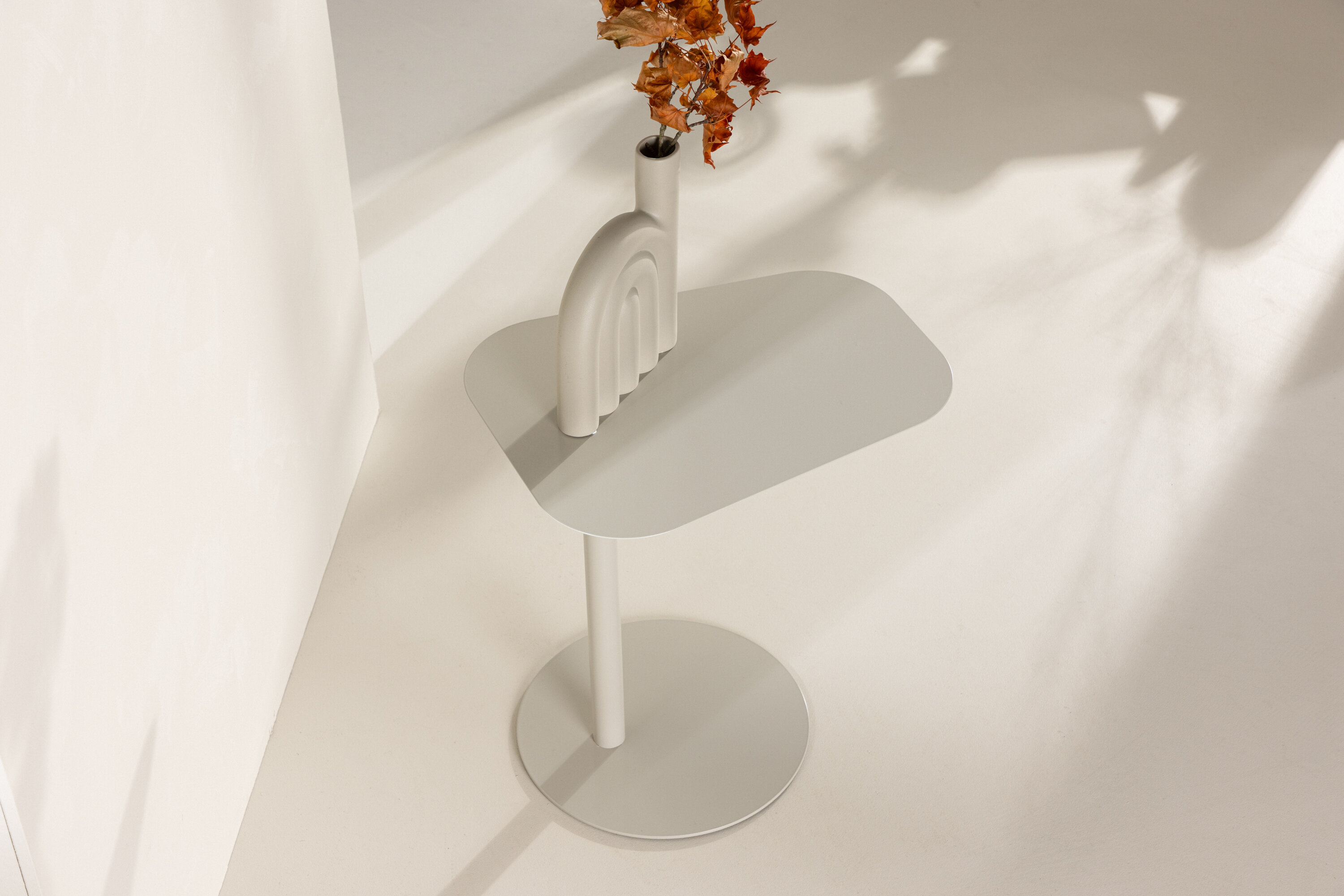 San Jose table d'appoint beige 50 x 38 cm en situation dans une pièce décorée