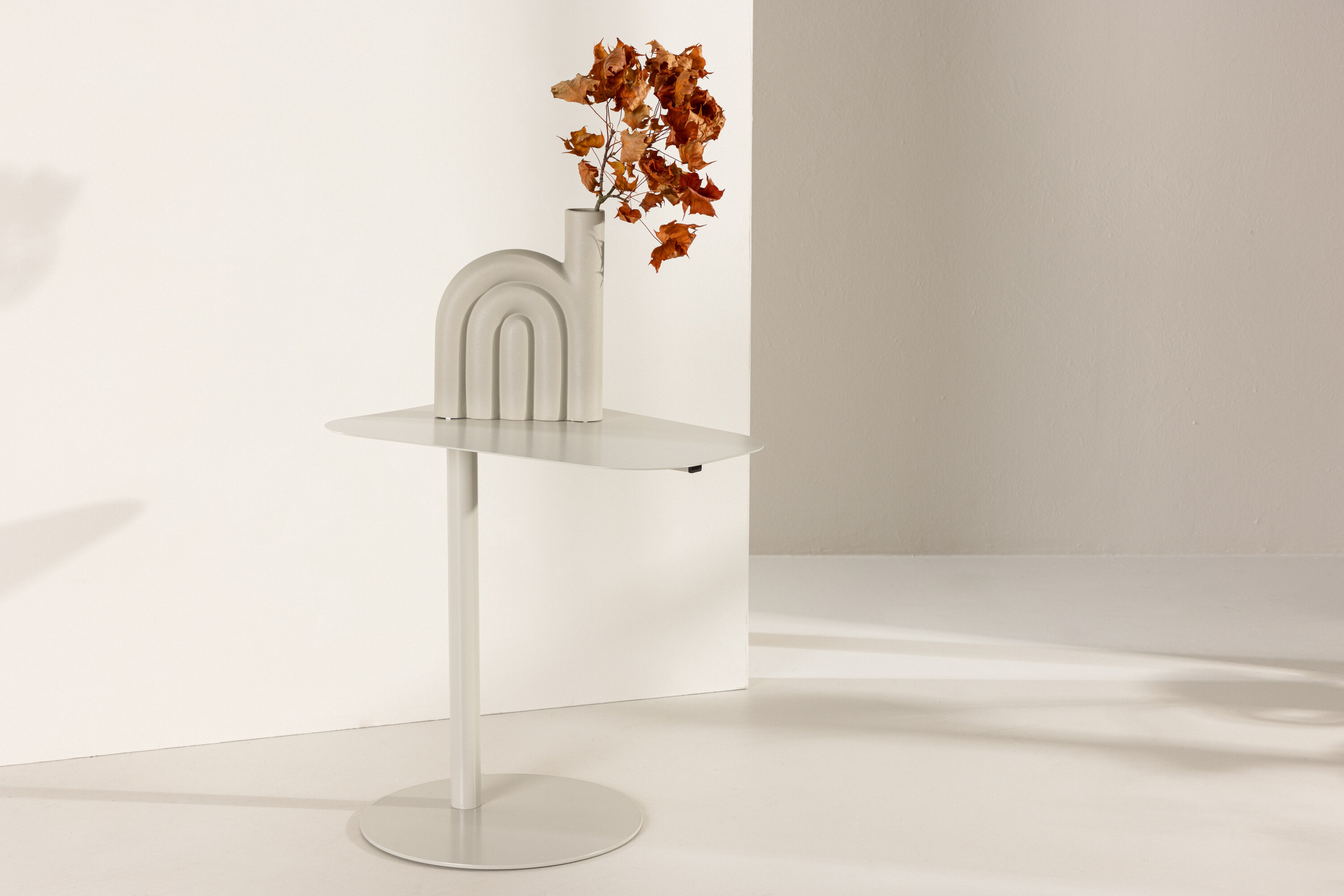 San Jose table d'appoint beige 50 x 38 cm en situation dans une pièce décorée