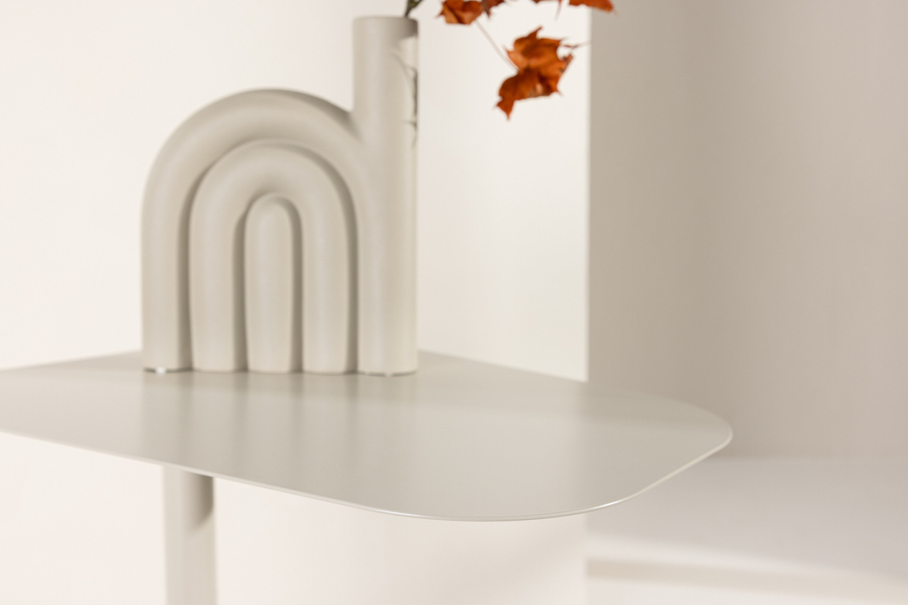 San Jose table d'appoint beige 50 x 38 cm en situation dans une pièce décorée